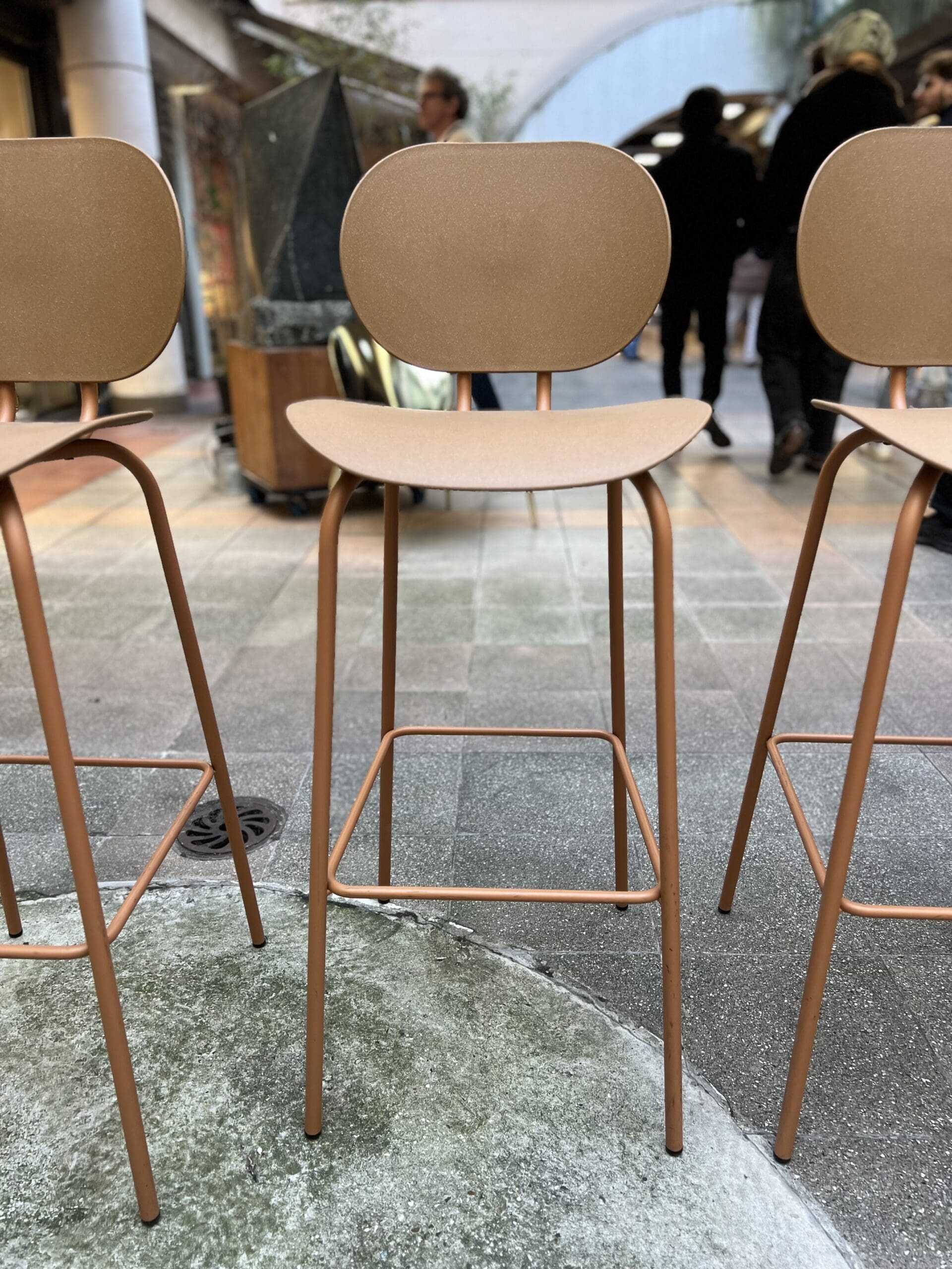 Tabouret bar Hari Ondarreta – Design minimaliste en métal et polypropylène terracotta