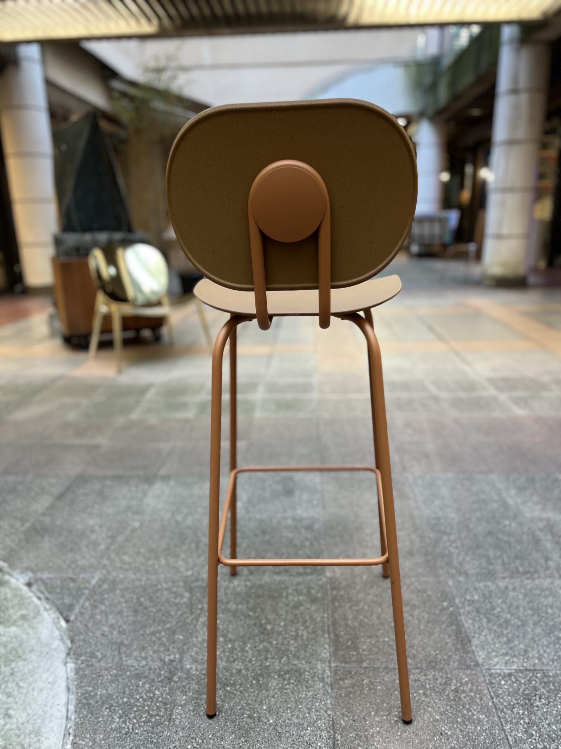 Tabouret bar Hari Ondarreta – Design minimaliste en métal et polypropylène terracotta