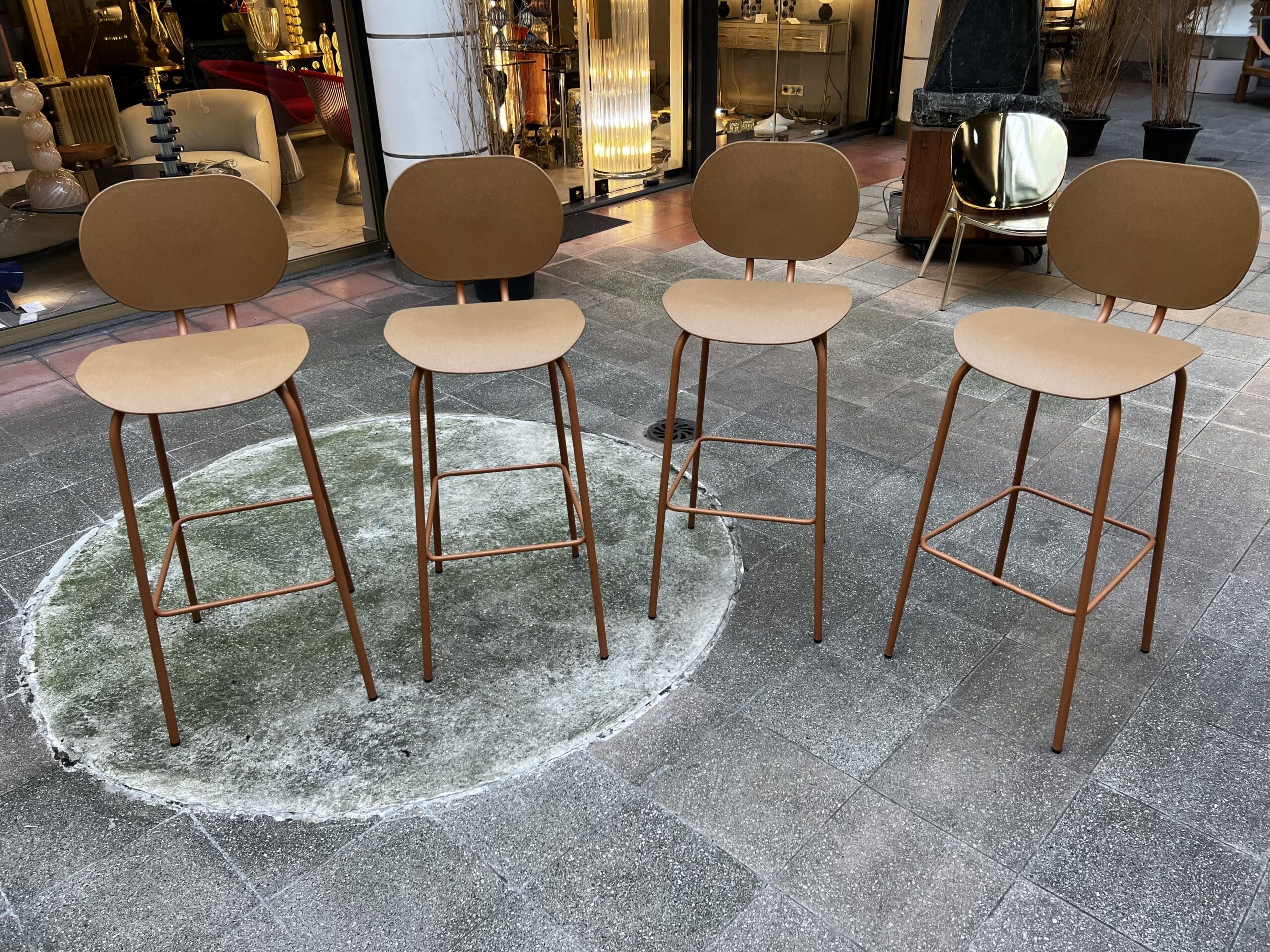 Tabouret bar Hari Ondarreta – Design minimaliste en métal et polypropylène terracotta