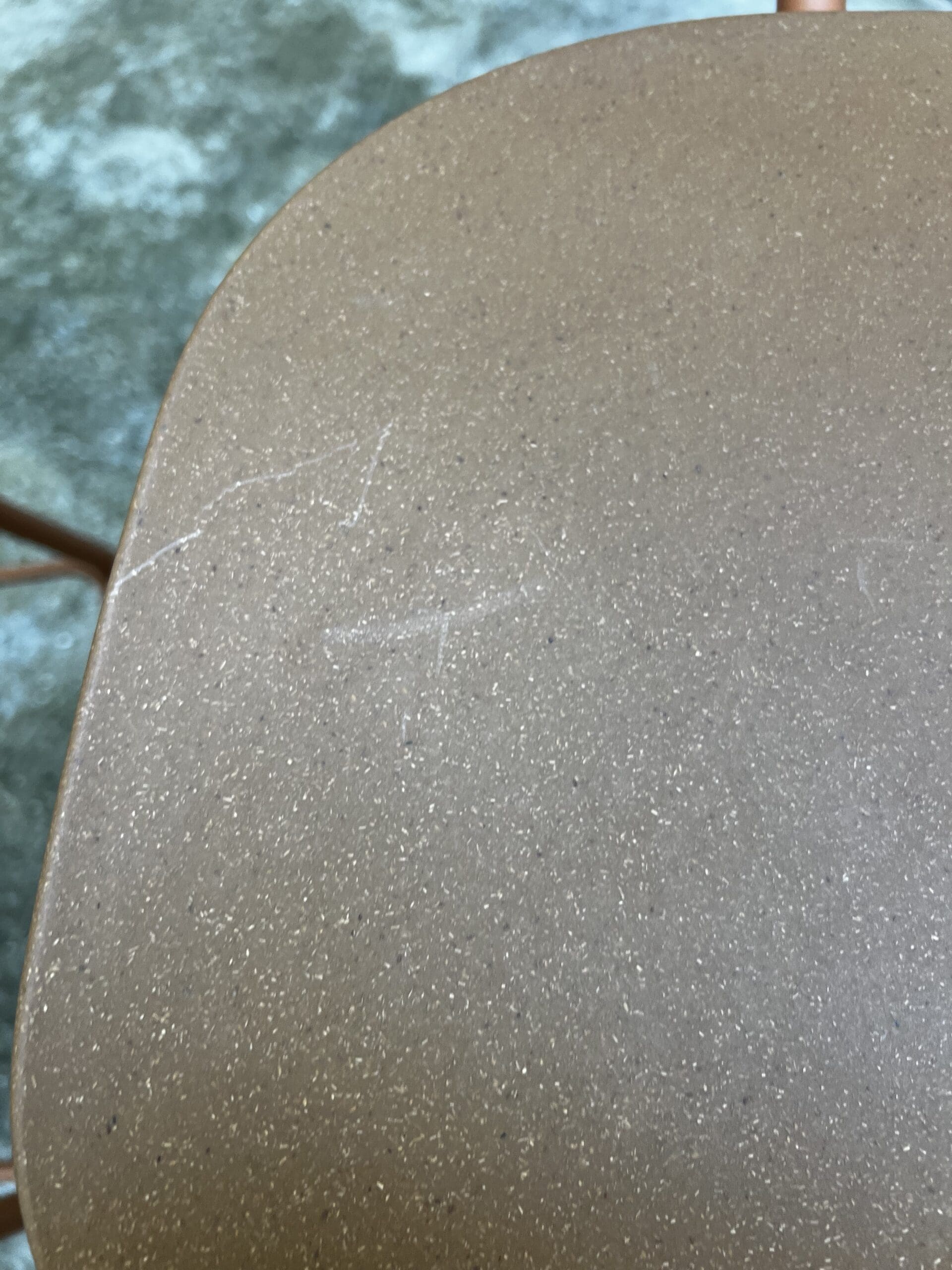 Tabouret bar Hari Ondarreta – Design minimaliste en métal et polypropylène terracotta