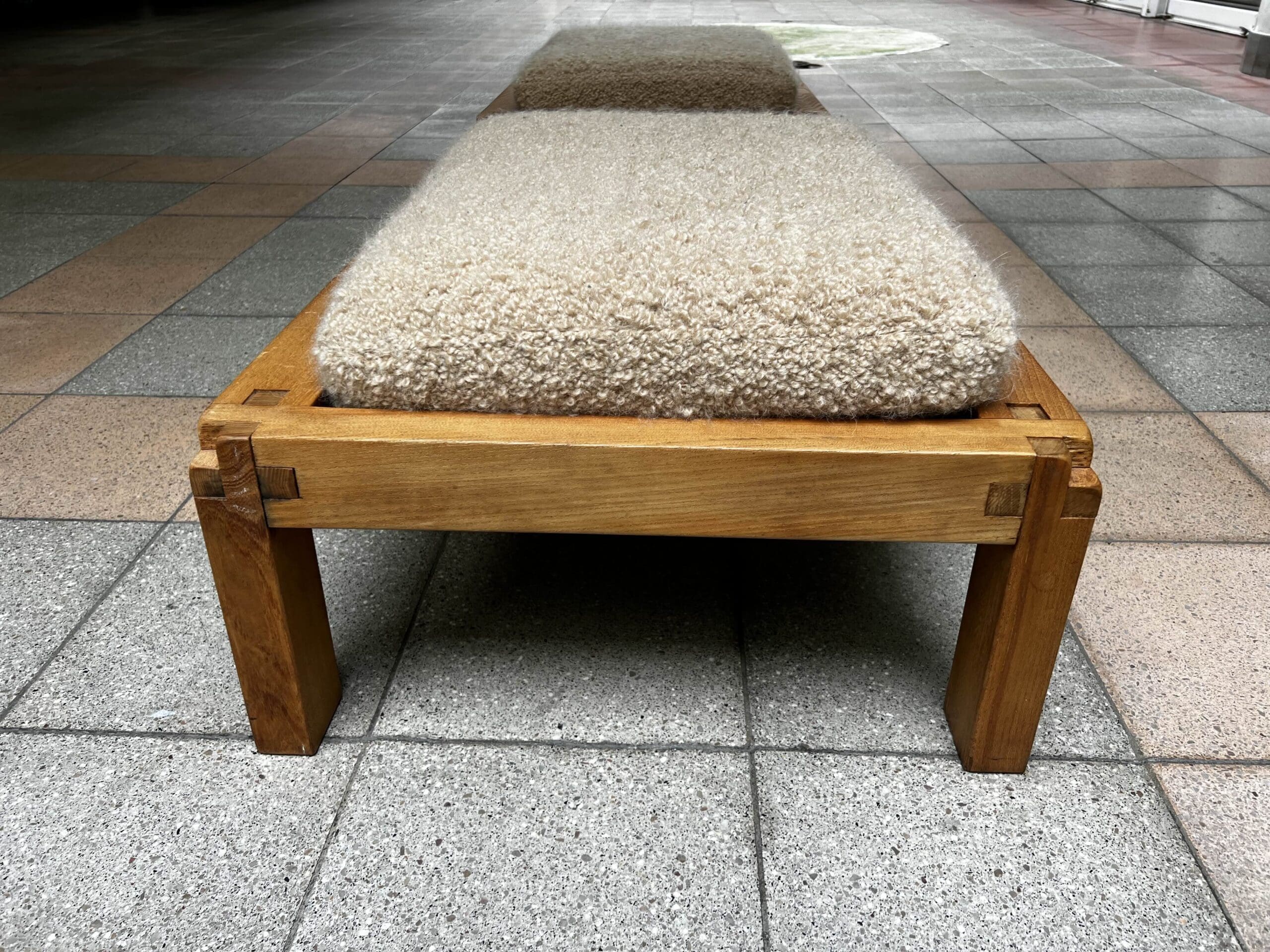 Pierre Chapo — Paire de tabourets S20R en orme massif et laine Pierre Frey