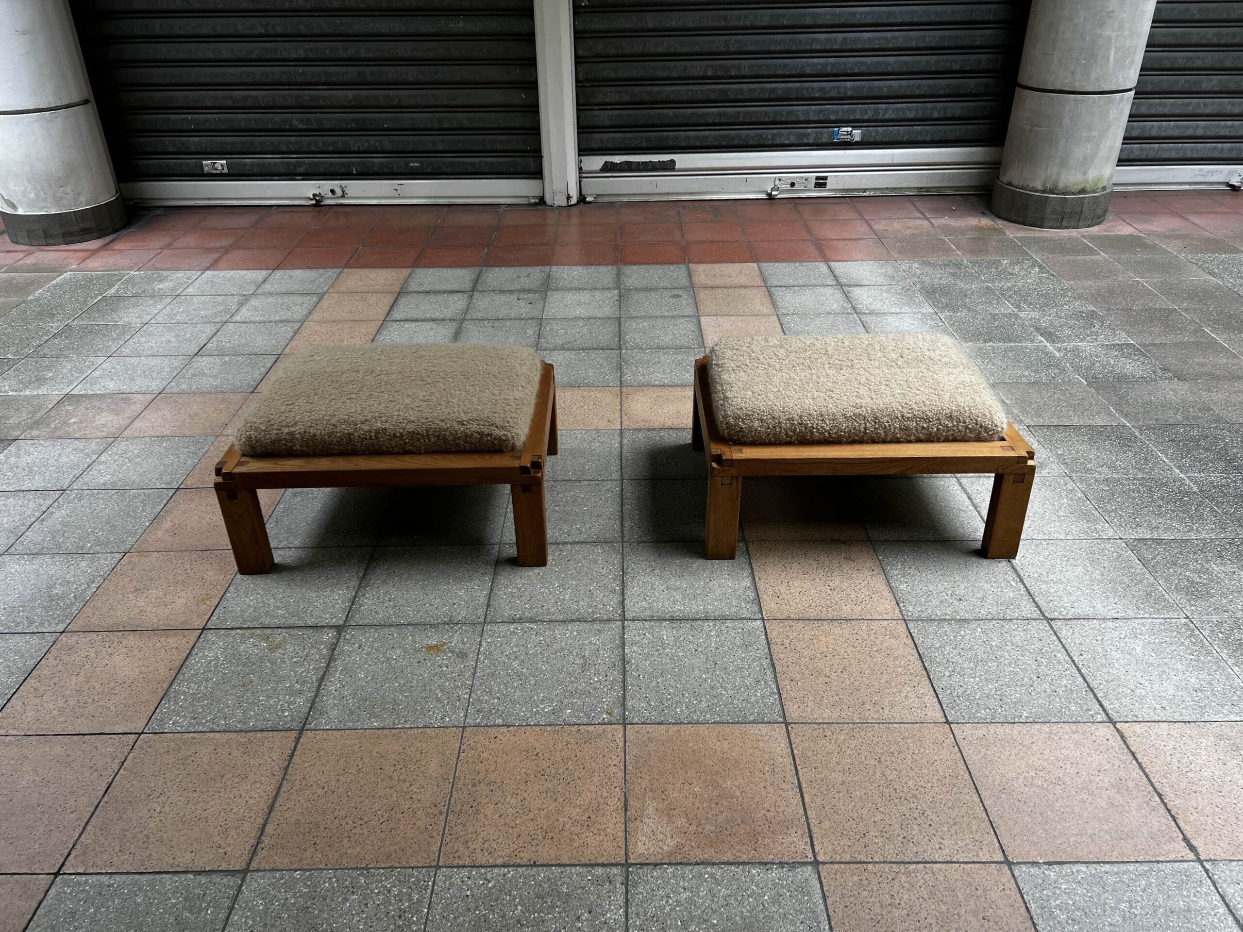 Pierre Chapo — Paire de tabourets S20R en orme massif et laine Pierre Frey