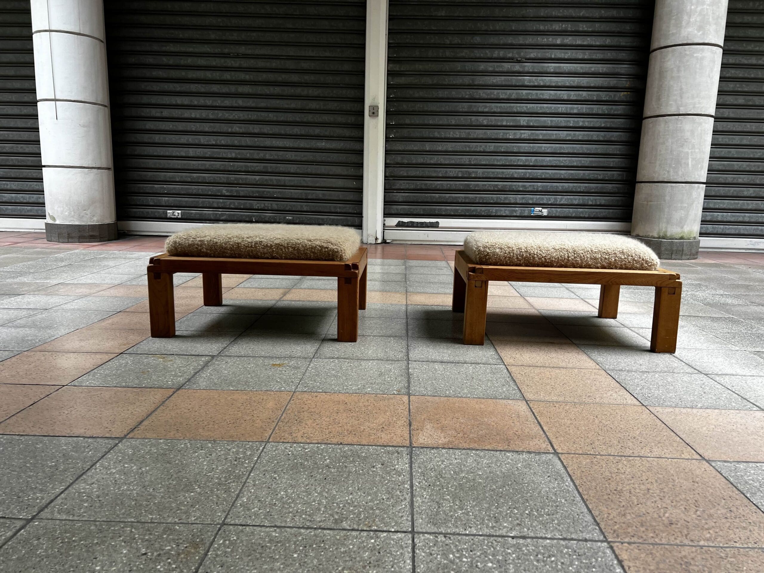 Pierre Chapo — Paire de tabourets S20R en orme massif et laine Pierre Frey