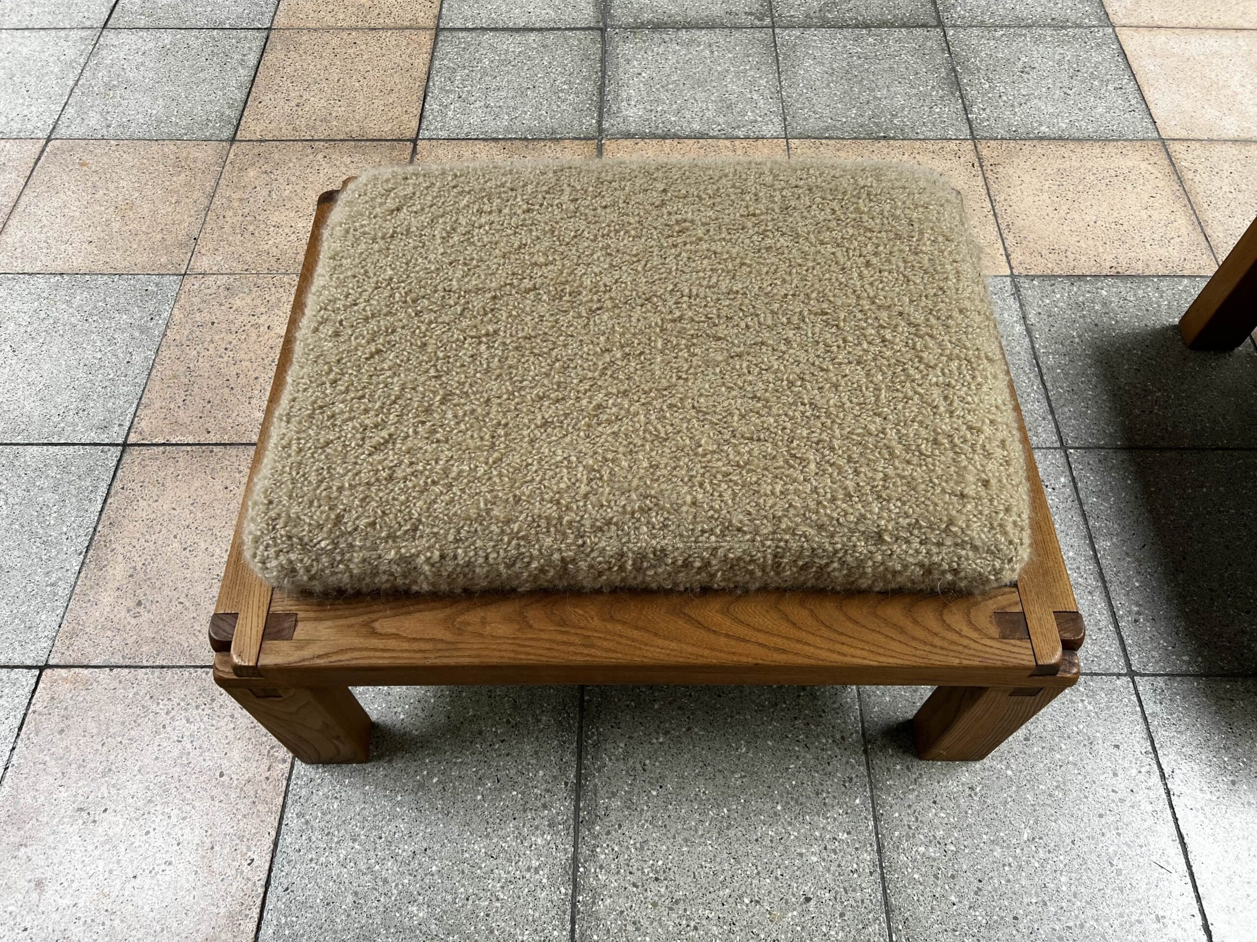 Pierre Chapo — Paire de tabourets S20R en orme massif et laine Pierre Frey