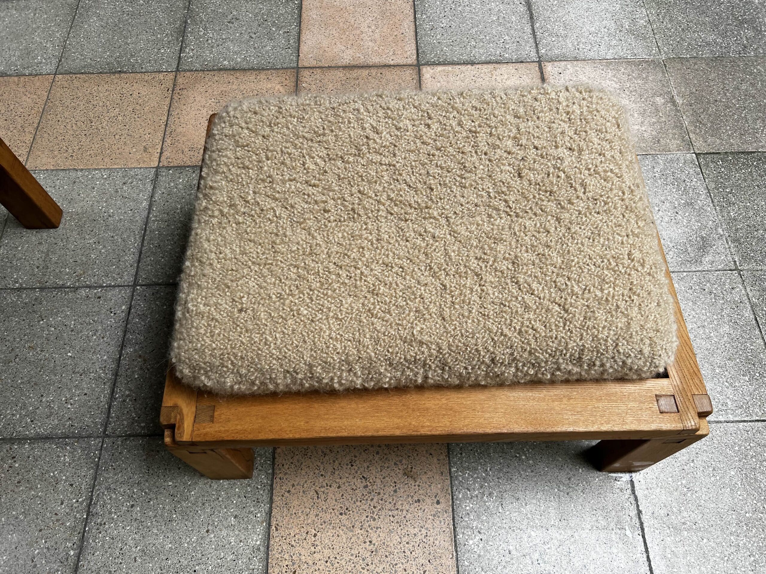 Pierre Chapo — Paire de tabourets S20R en orme massif et laine Pierre Frey