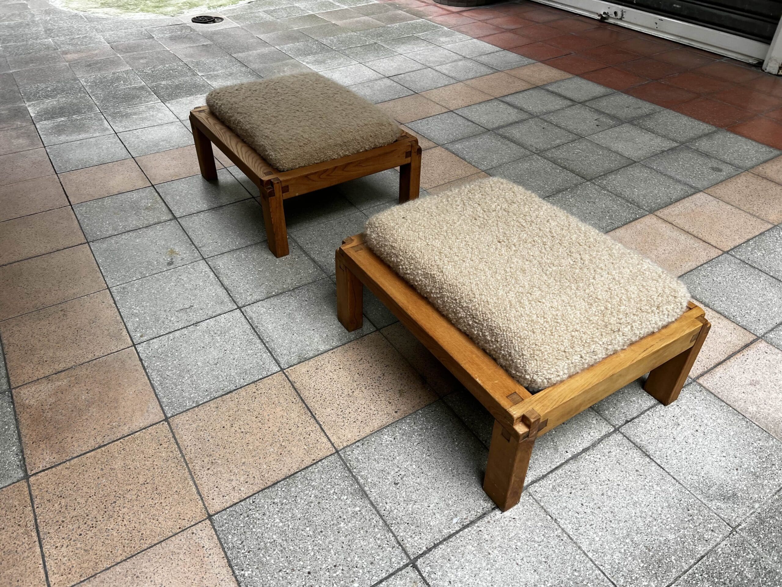 Pierre Chapo — Paire de tabourets S20R en orme massif et laine Pierre Frey