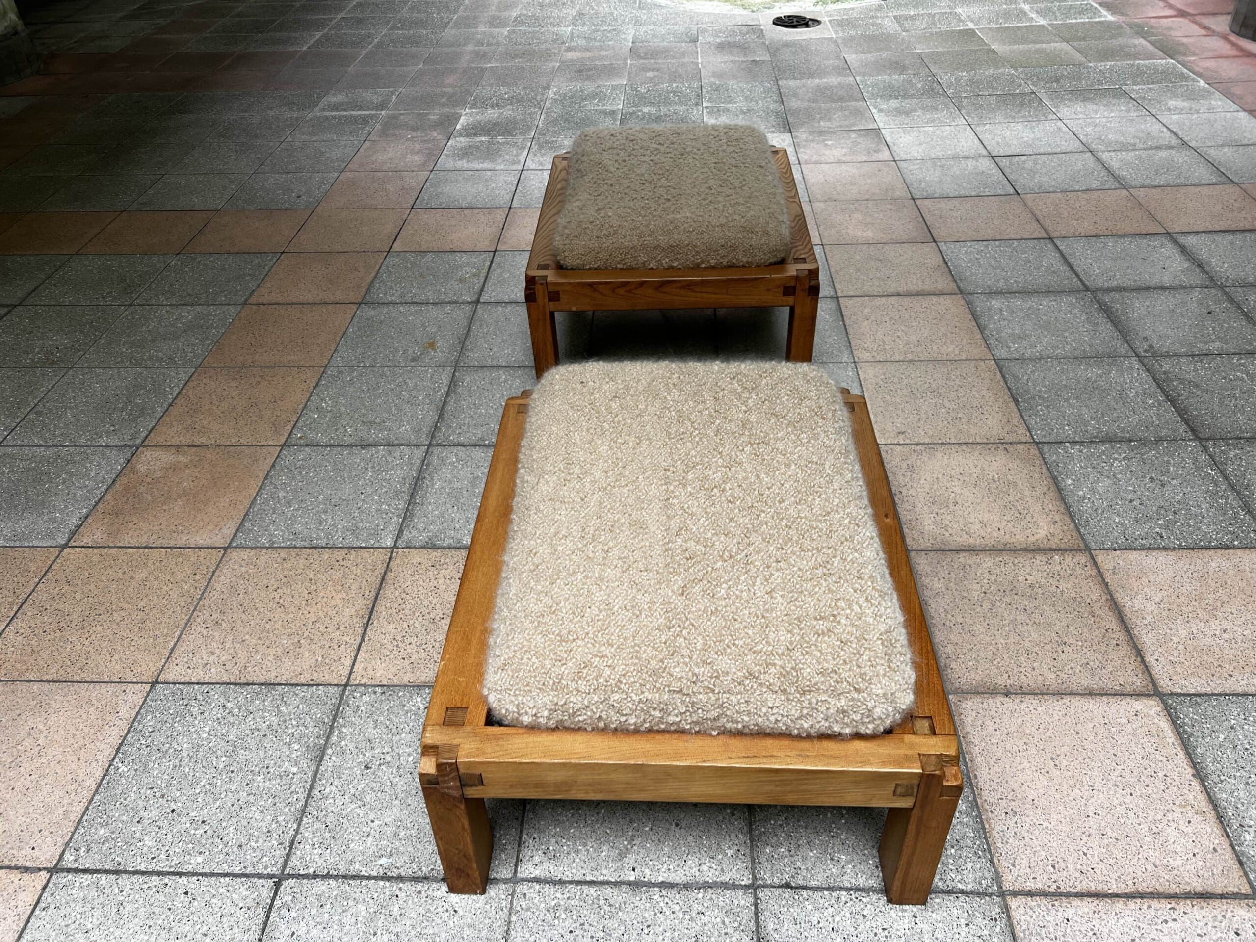 Pierre Chapo — Paire de tabourets S20R en orme massif et laine Pierre Frey