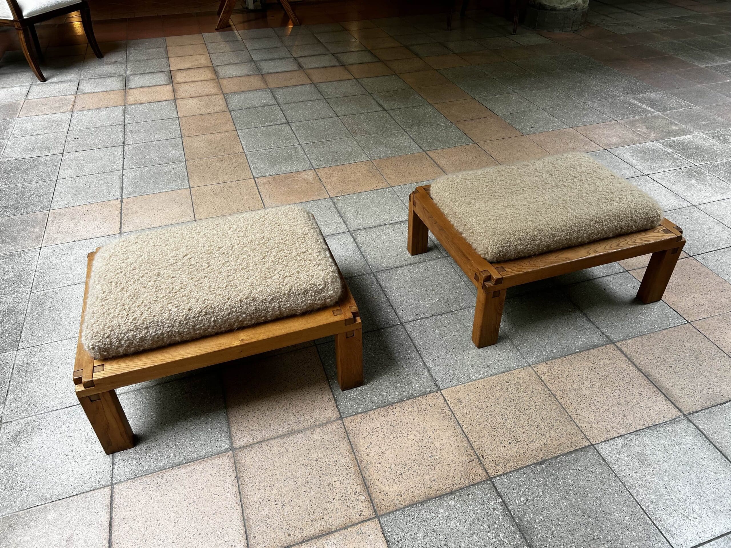 Pierre Chapo — Paire de tabourets S20R en orme massif et laine Pierre Frey