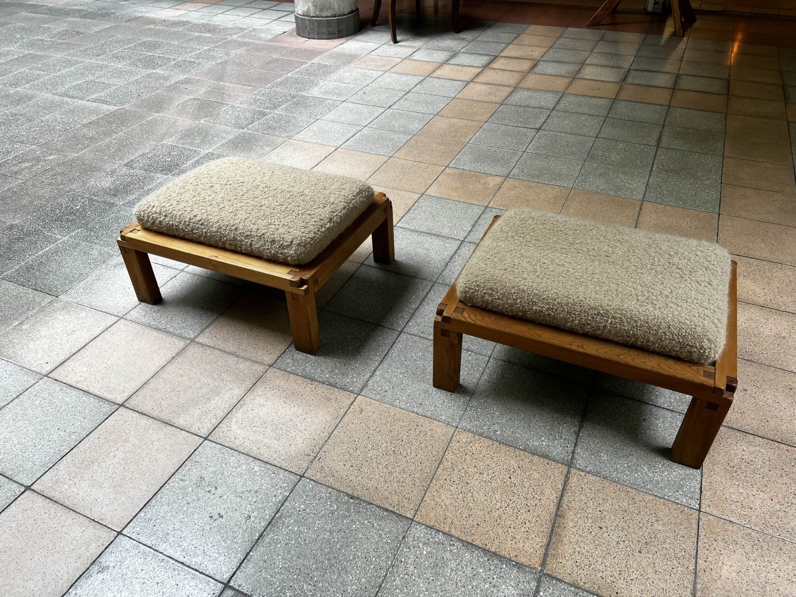 Pierre Chapo — Paire de tabourets S20R en orme massif et laine Pierre Frey