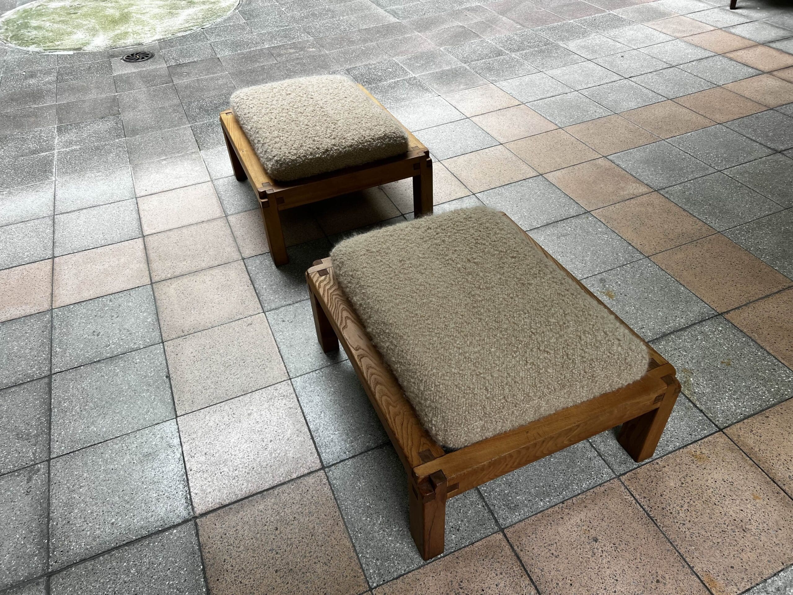 Pierre Chapo — Paire de tabourets S20R en orme massif et laine Pierre Frey