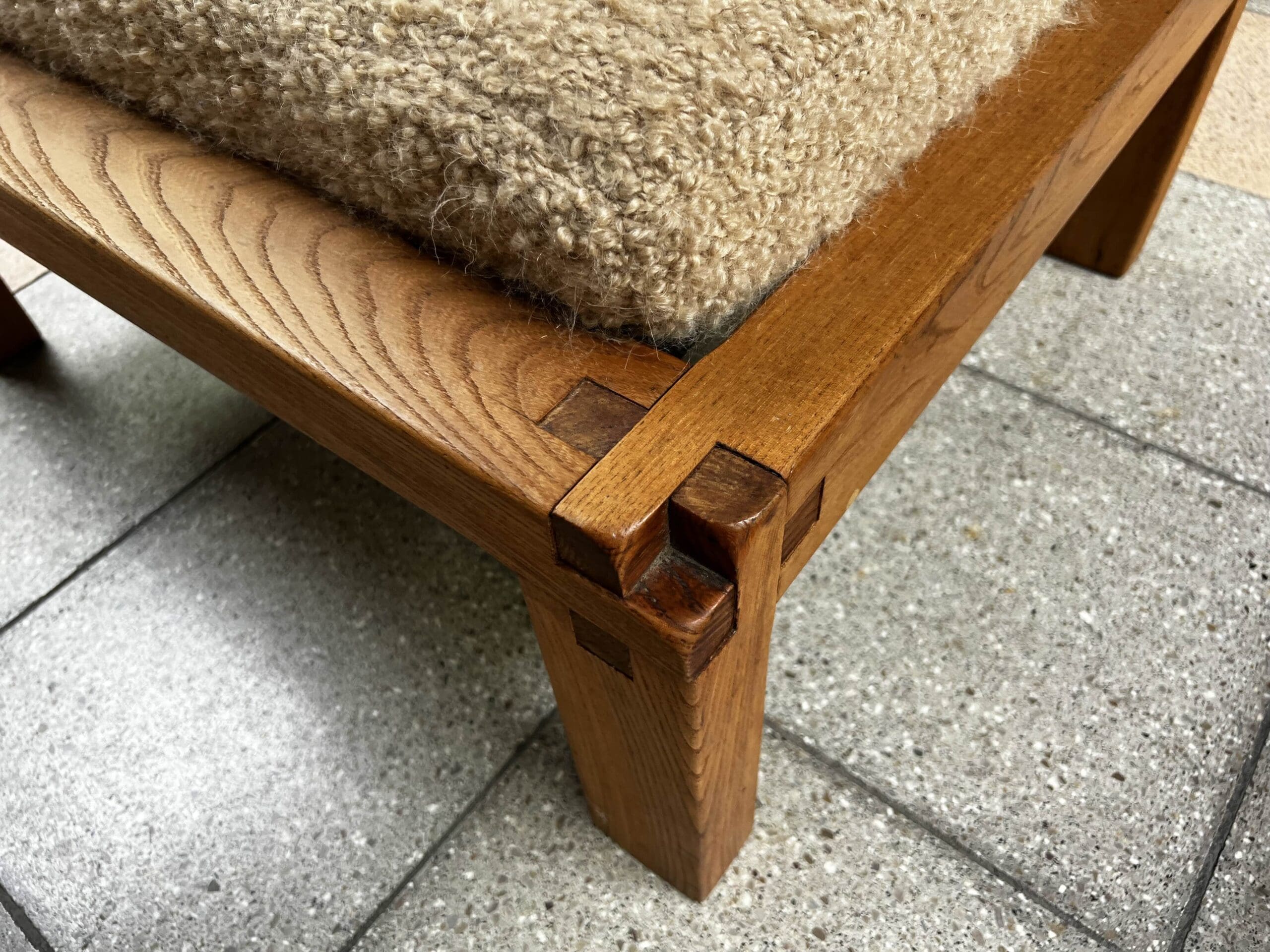 Pierre Chapo — Paire de tabourets S20R en orme massif et laine Pierre Frey