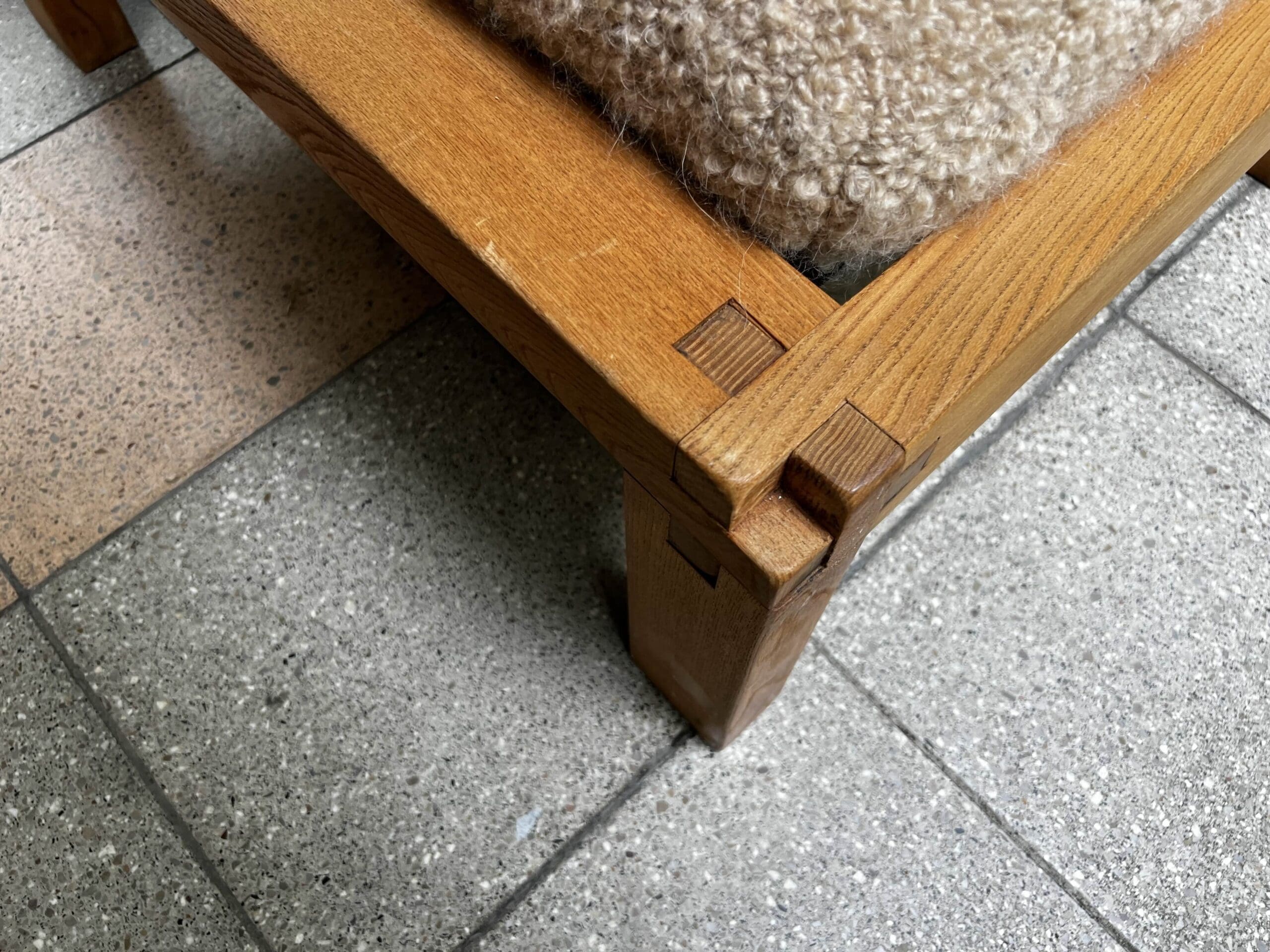 Pierre Chapo — Paire de tabourets S20R en orme massif et laine Pierre Frey