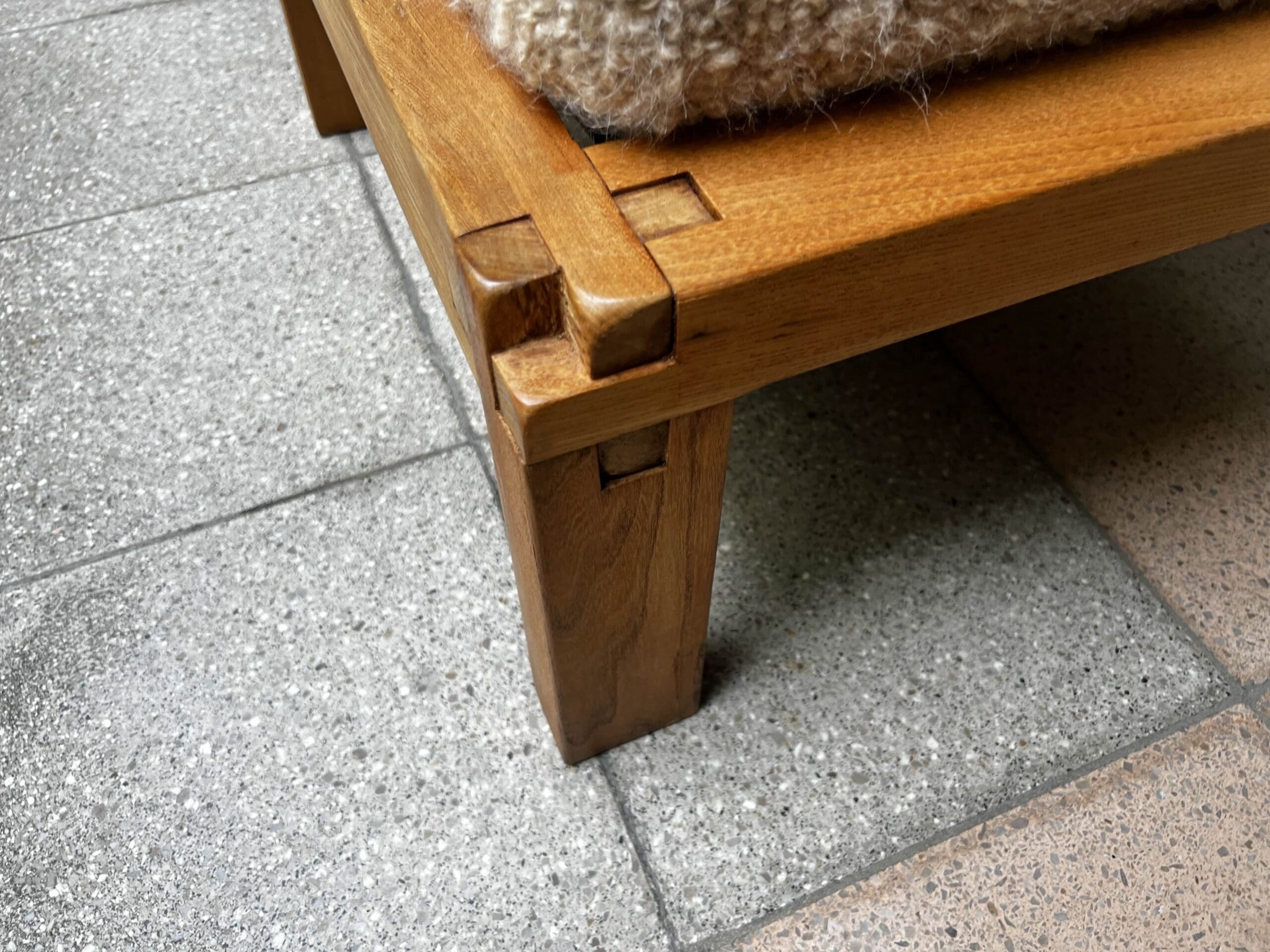 Pierre Chapo — Paire de tabourets S20R en orme massif et laine Pierre Frey