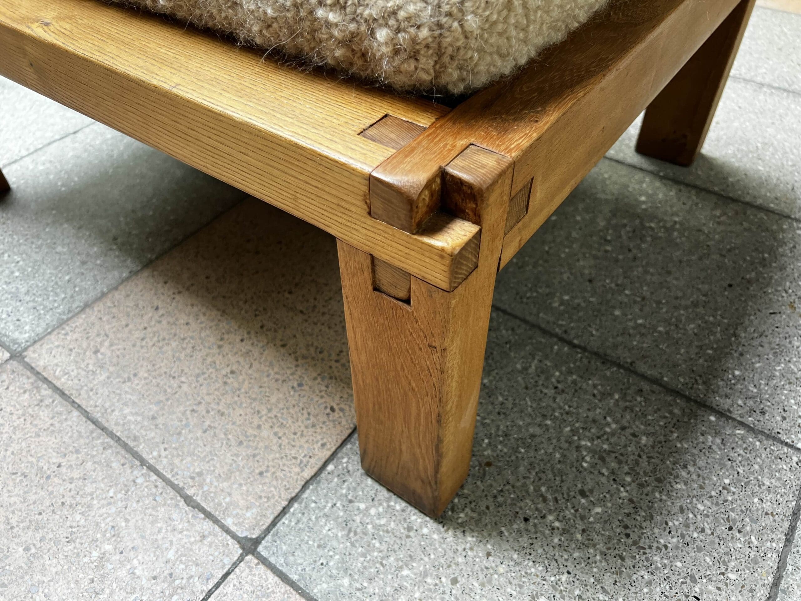 Pierre Chapo — Paire de tabourets S20R en orme massif et laine Pierre Frey