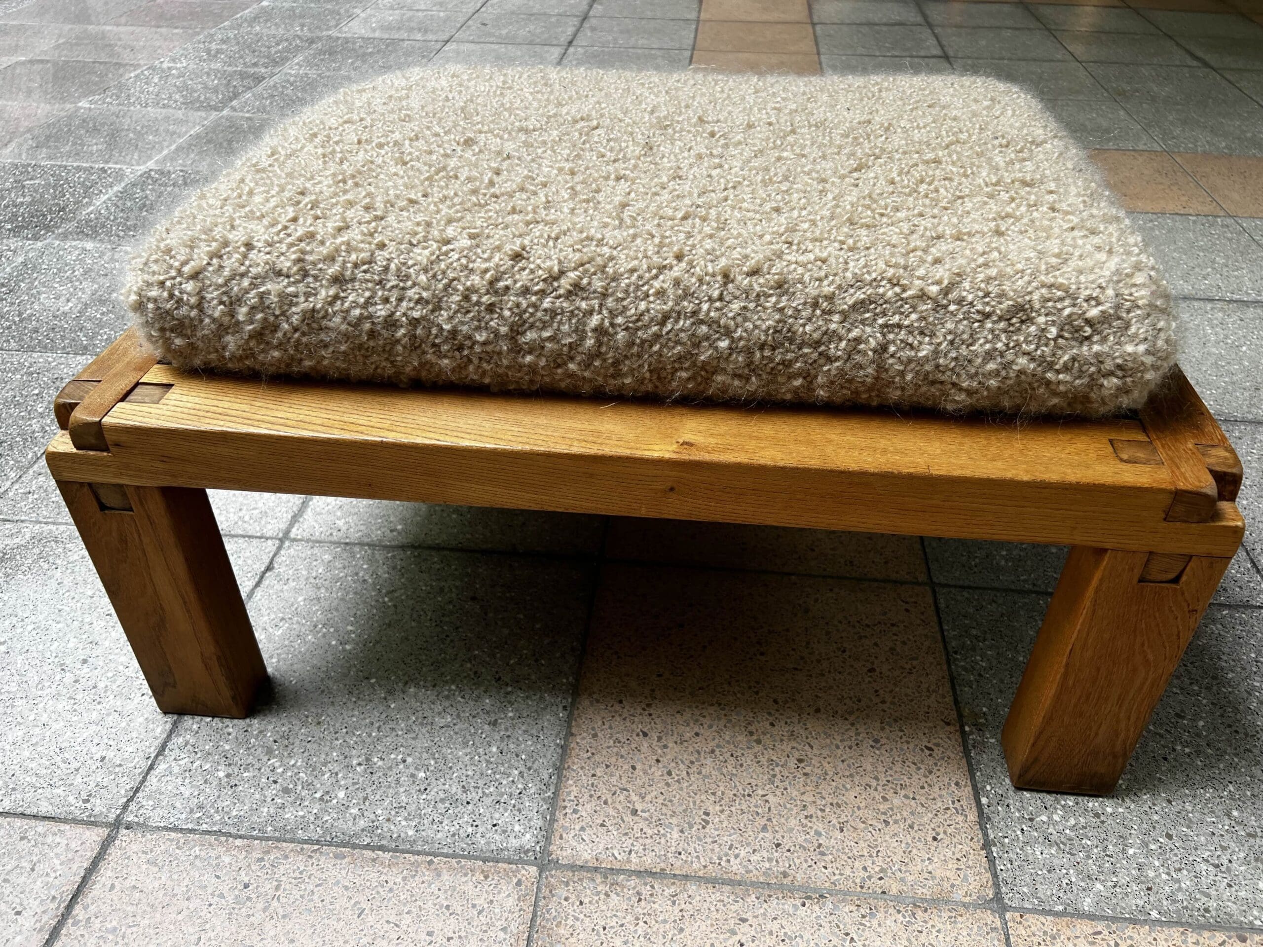 Pierre Chapo — Paire de tabourets S20R en orme massif et laine Pierre Frey