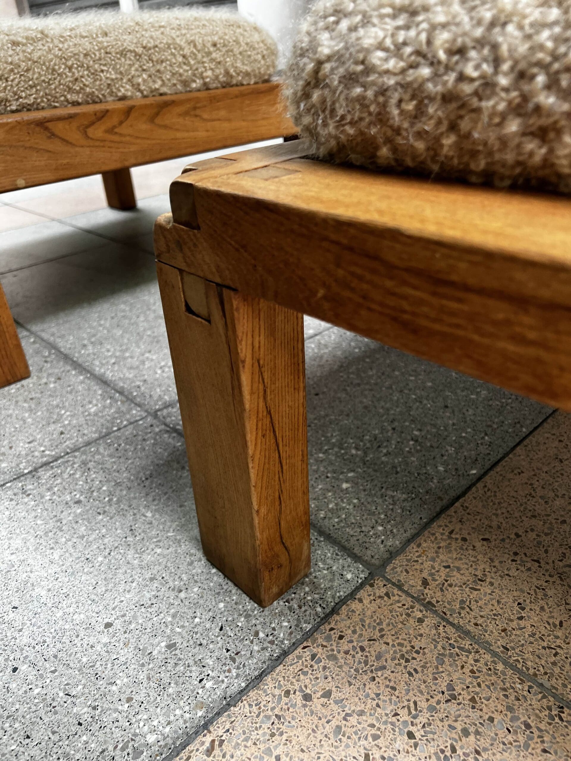 Pierre Chapo — Paire de tabourets S20R en orme massif et laine Pierre Frey