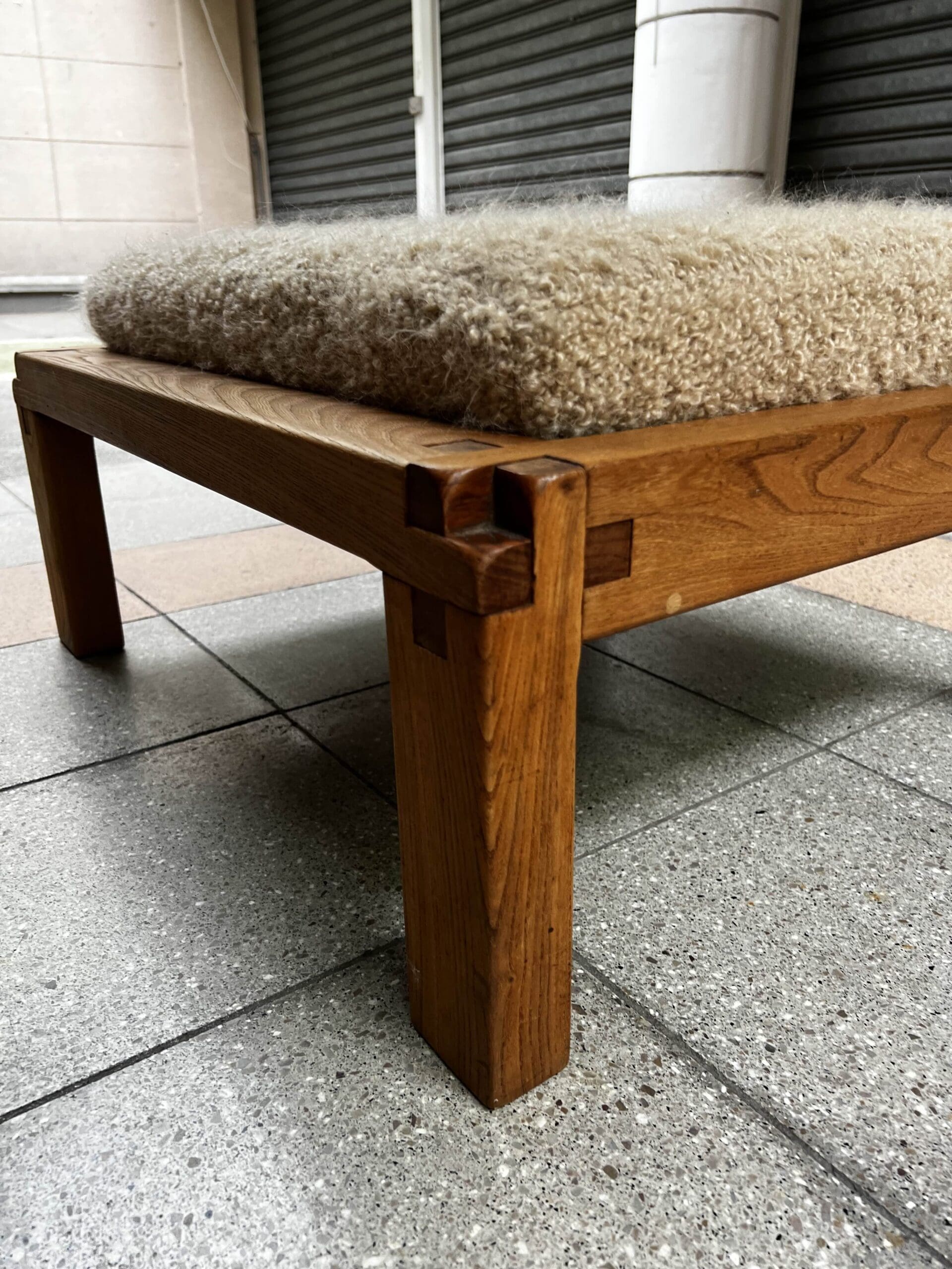 Pierre Chapo — Paire de tabourets S20R en orme massif et laine Pierre Frey