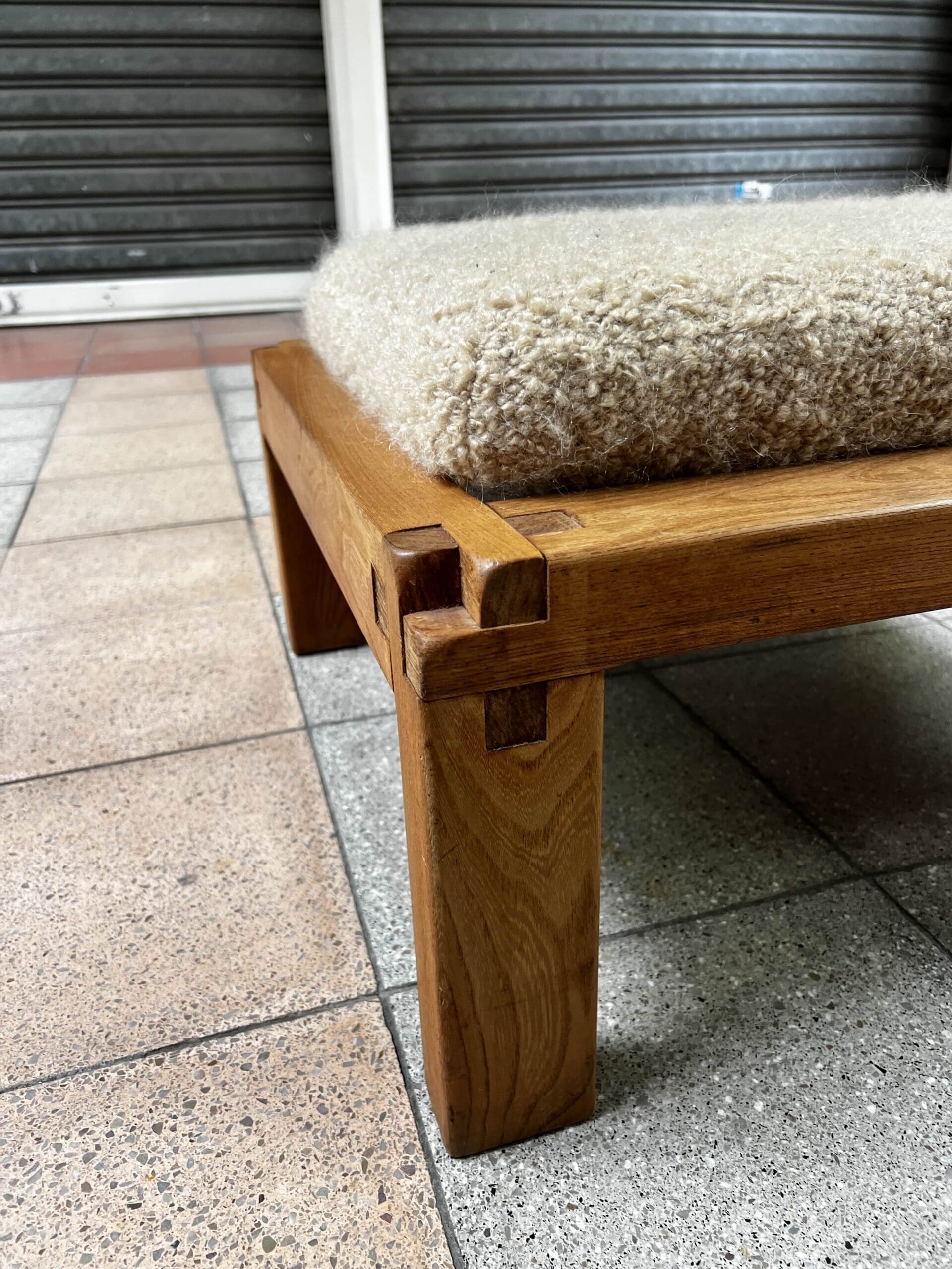 Pierre Chapo — Paire de tabourets S20R en orme massif et laine Pierre Frey