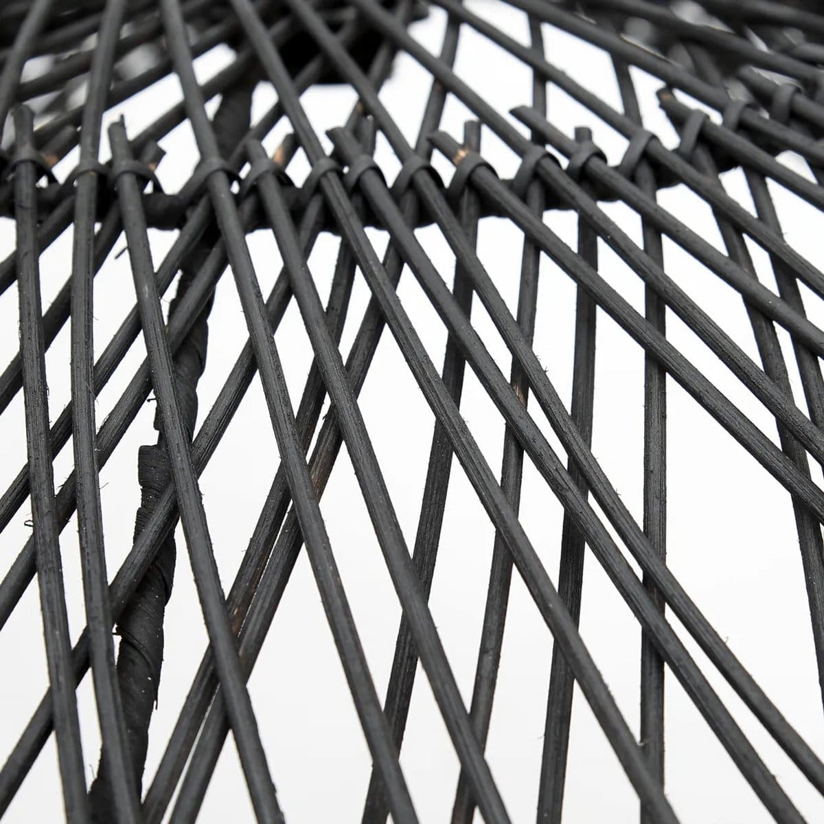 Suspension en rotin noir – Le Chapeau L, création artisanale inspirée du design organique (neuf)