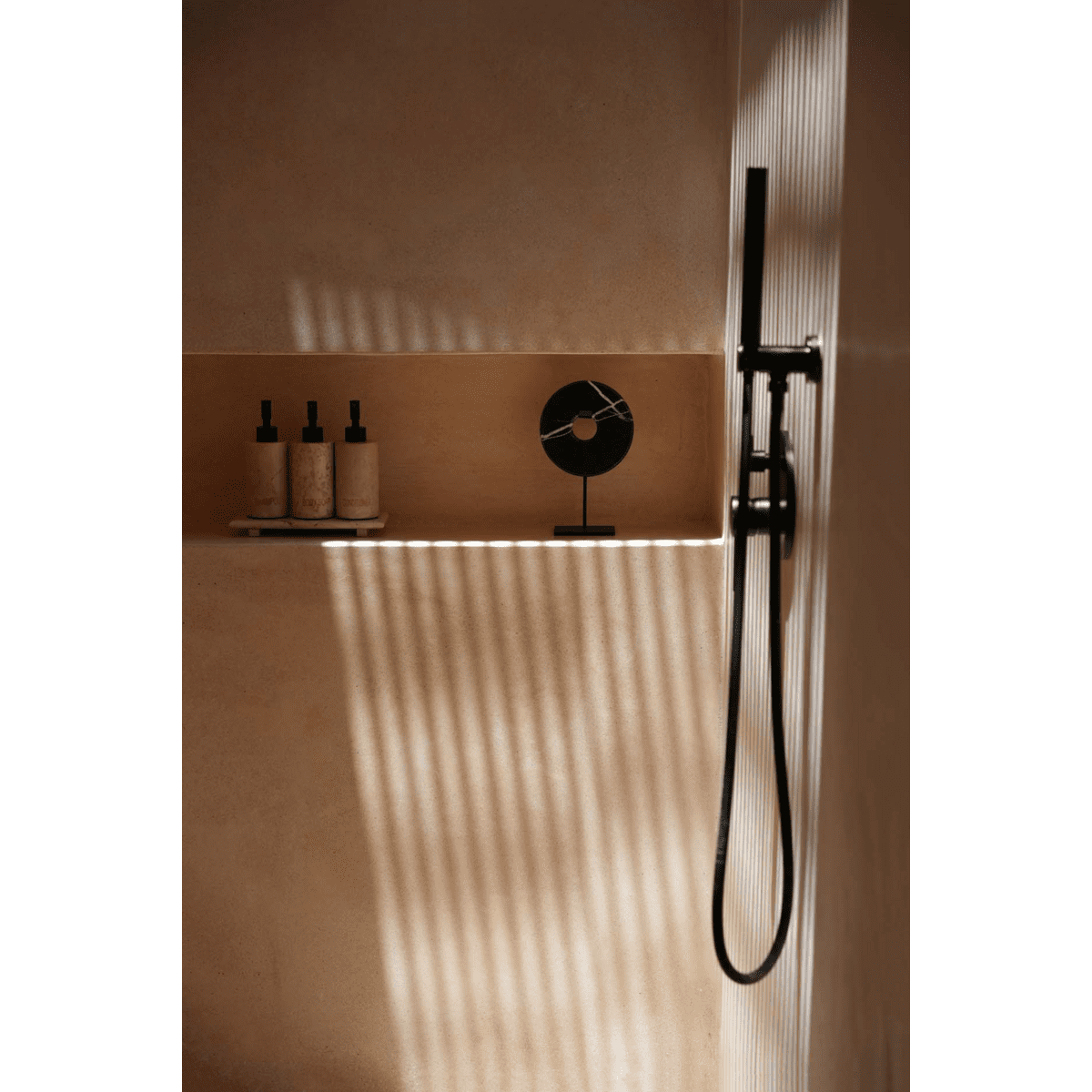 Totem Contemporain – Sculpture circulaire en marbre massif noir, création récente (taille M)