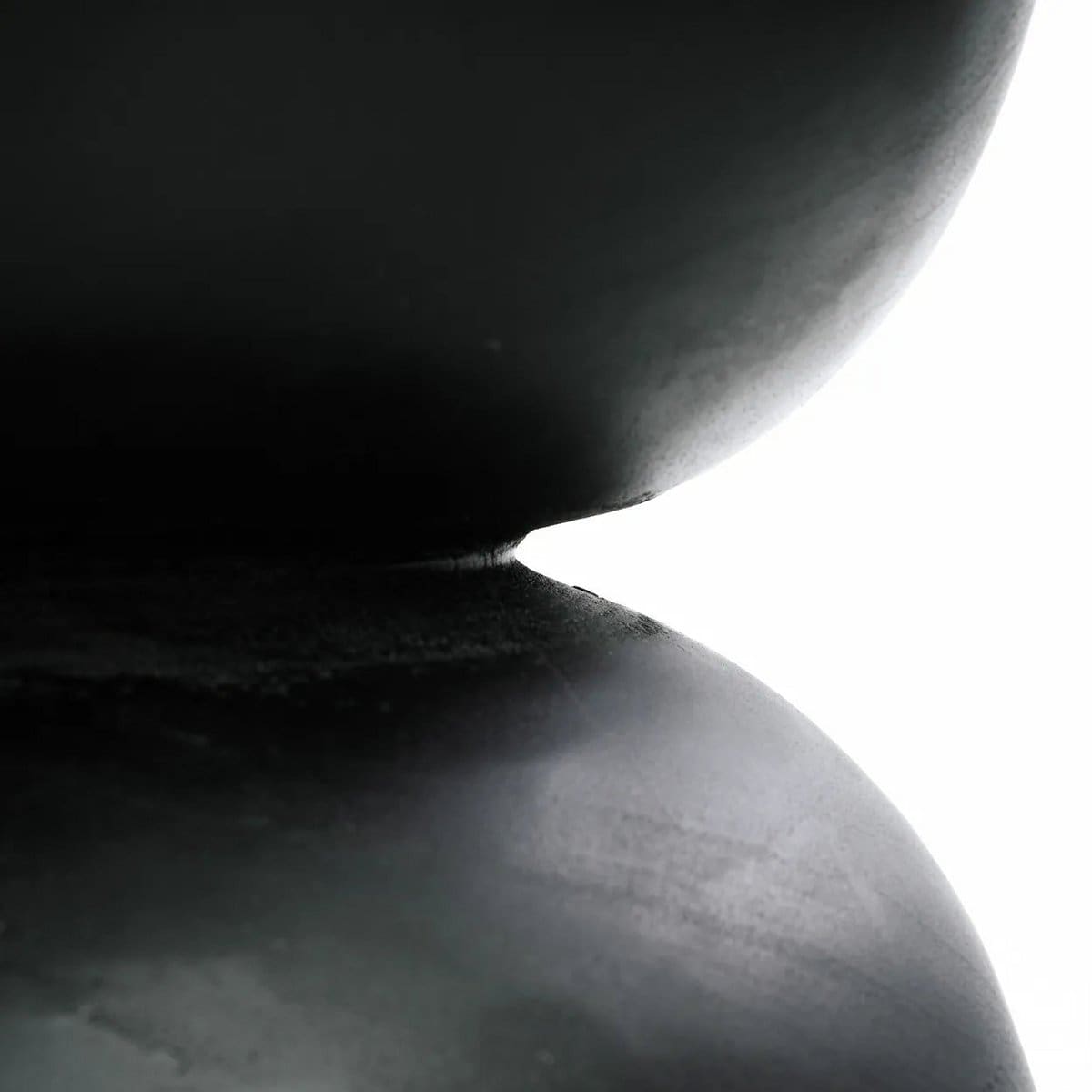 Tabouret noir – Forme organique en bois massif suar, finition charbon (création neuve)