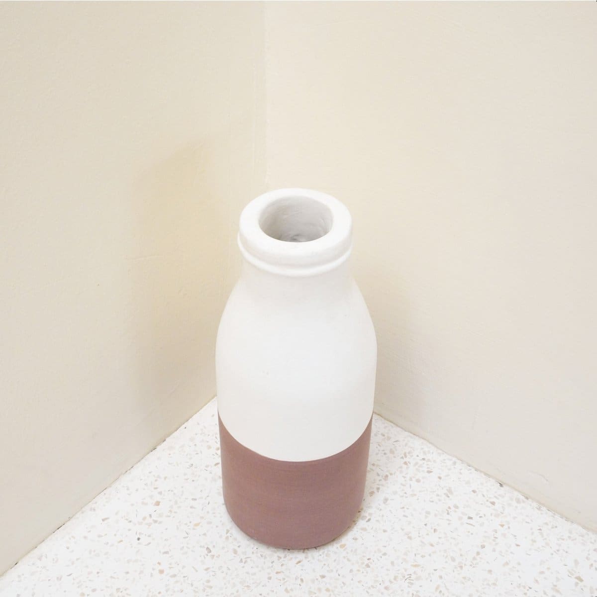 Vase en argile naturelle – Design blanc et brun façonné à la main (neuf)