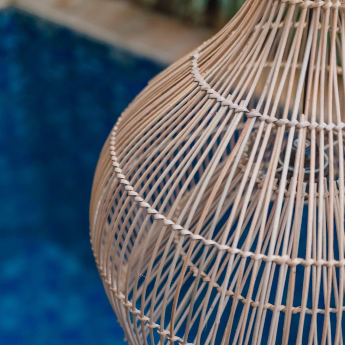 Lampe à suspension en rotin naturel – Modèle ALAM, tressage artisanal de Bali (pièce neuve)