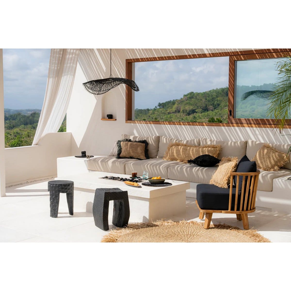 Suspension en rotin noir – Le Chapeau L, création artisanale inspirée du design organique (neuf)