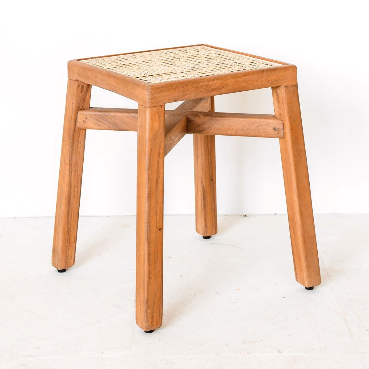 Tabouret carré fait main – Bois de trembesi et assise en rotin tressé, modèle Subang (neuf)