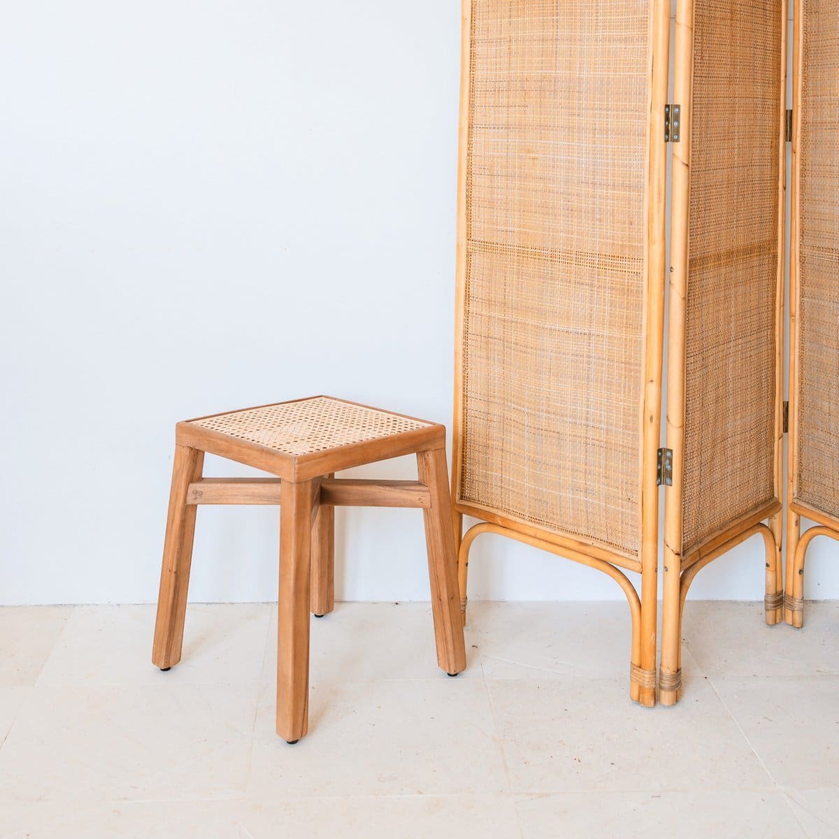 Tabouret carré fait main – Bois de trembesi et assise en rotin tressé, modèle Subang (neuf)