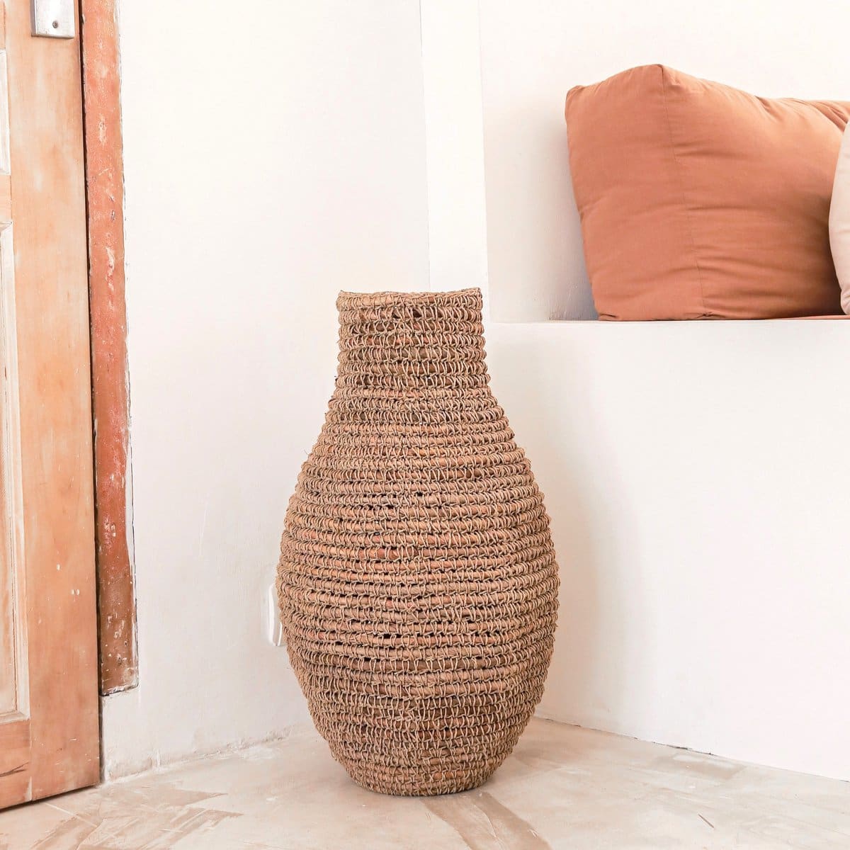 Vase en fibres naturelles – Élégance brute du raphia et de la fibre de banane (fait main à Java)