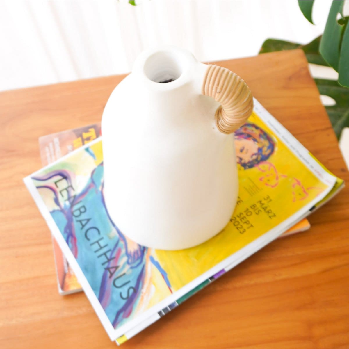 Vase Sana en argile blanche – Anse en rotin naturel, pièce artisanale (neuf)