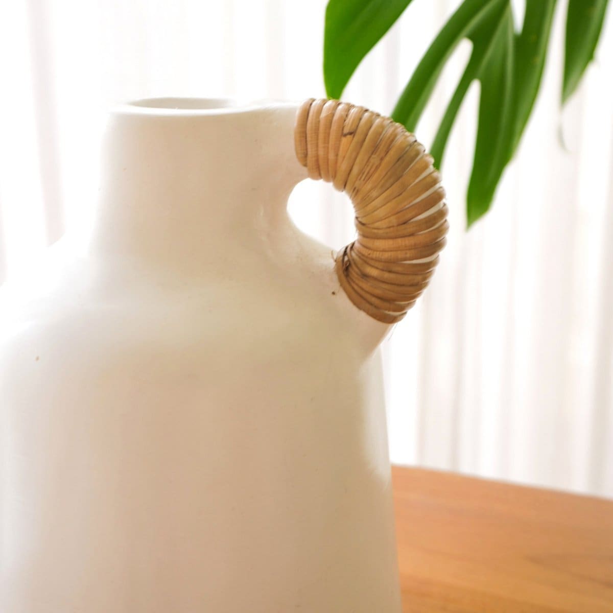 Vase Sana en argile blanche – Anse en rotin naturel, pièce artisanale (neuf)