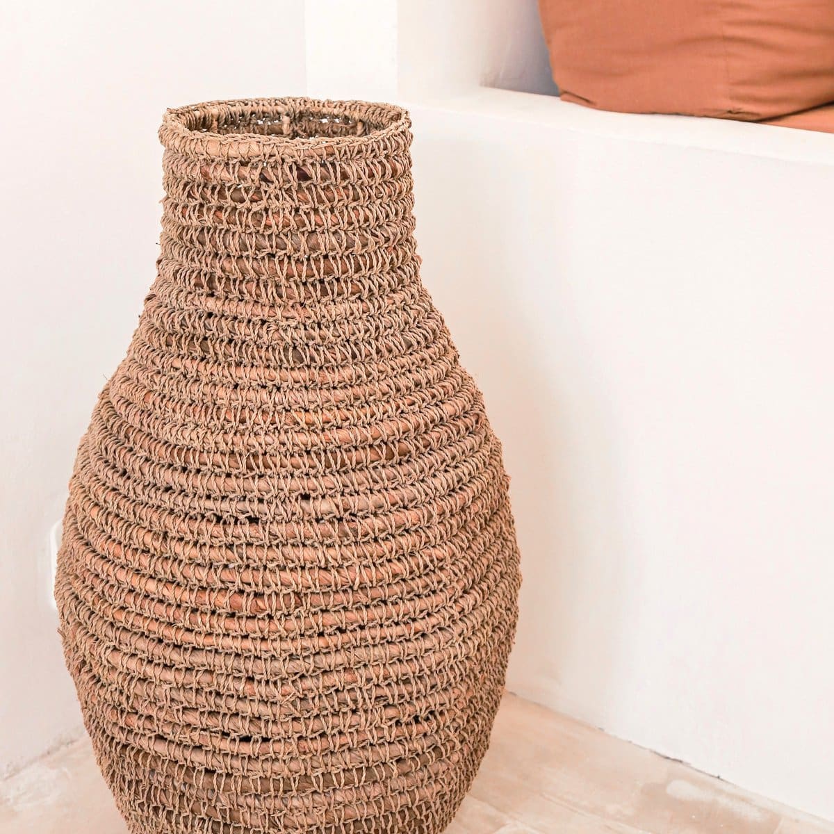 Vase en fibres naturelles – Élégance brute du raphia et de la fibre de banane (fait main à Java)