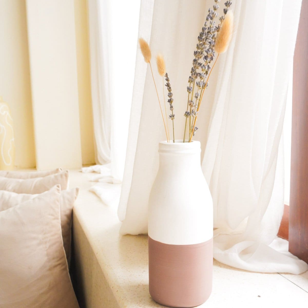 Vase en argile naturelle – Design blanc et brun façonné à la main (neuf)