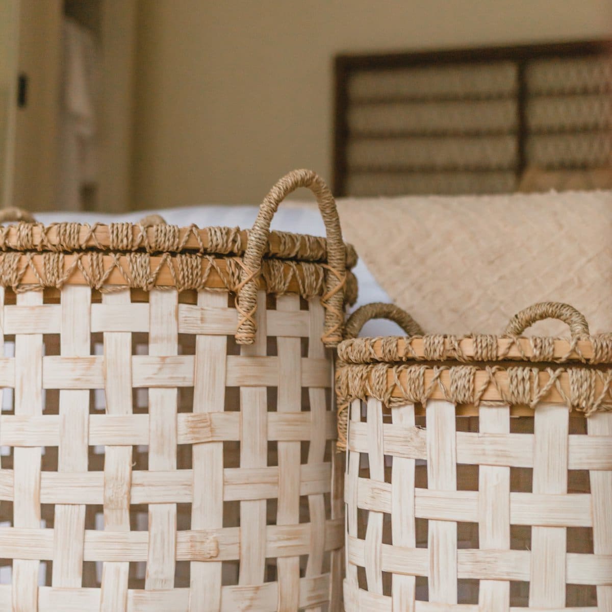Panier à linge en bambou – Modèle IRAYA avec couvercle en jonc de mer (fait main, neuf)