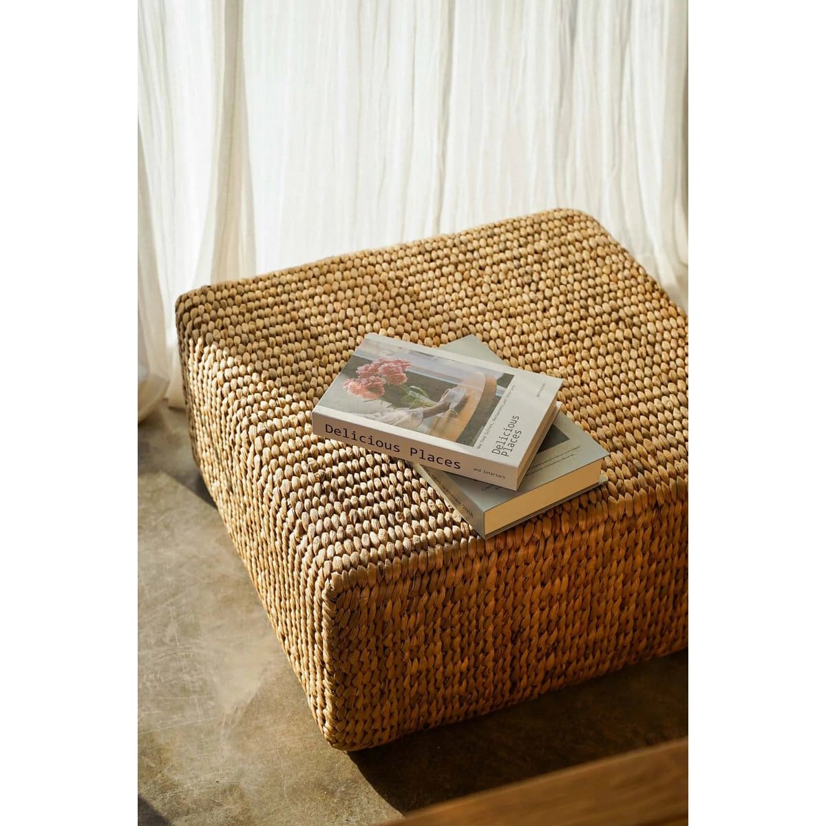 Pouf Jacinthe – Taille M, élégance artisanale en seagrass et rotin tressé