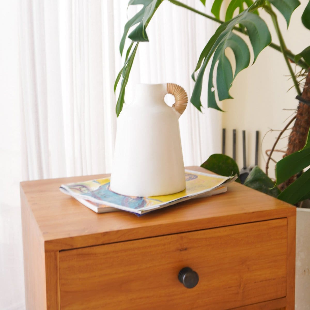 Vase Sana en argile blanche – Anse en rotin naturel, pièce artisanale (neuf)