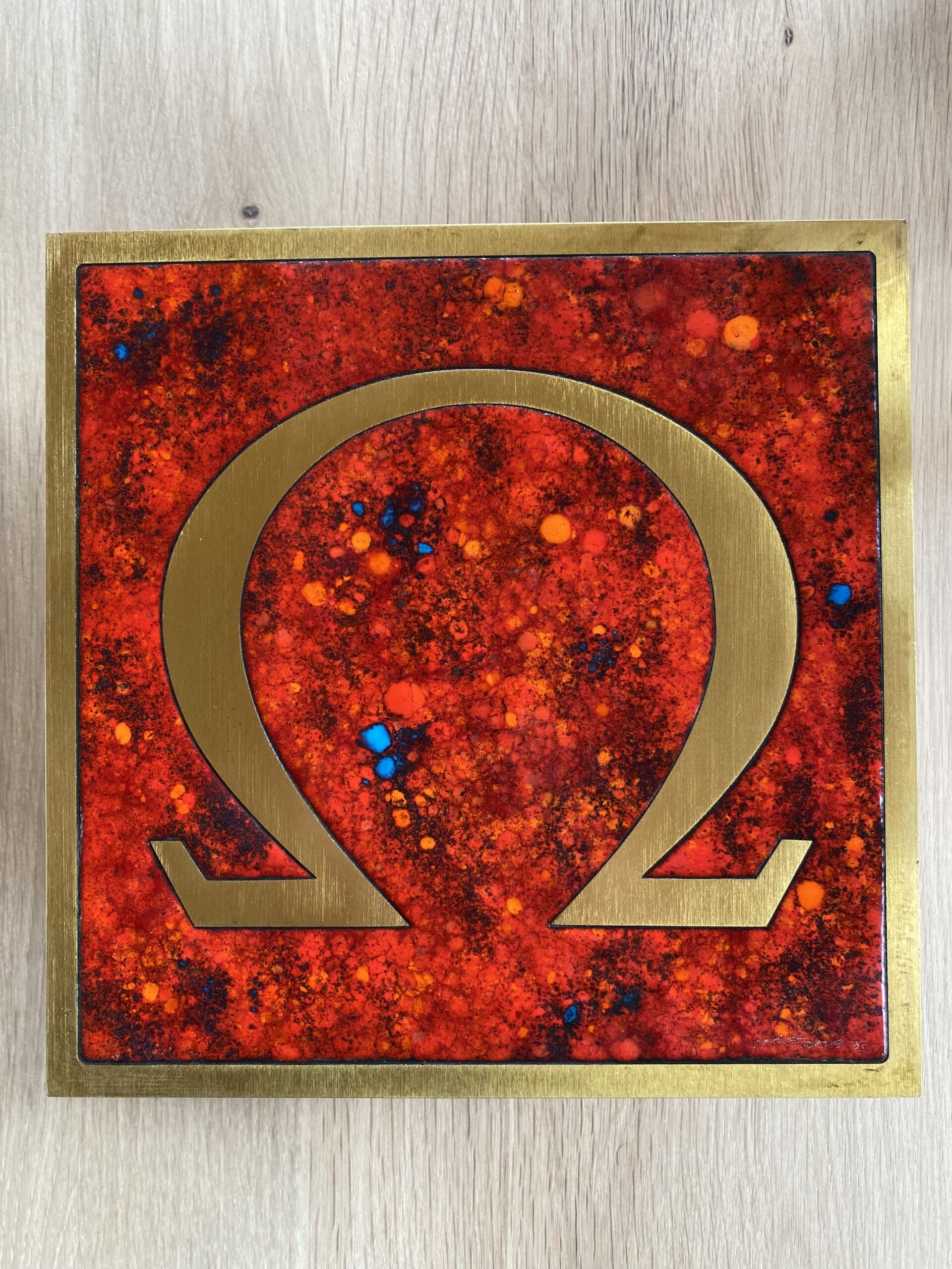 Mango escultural Omega de latón y lava esmaltada, 1960 – Arte decorativo relojero