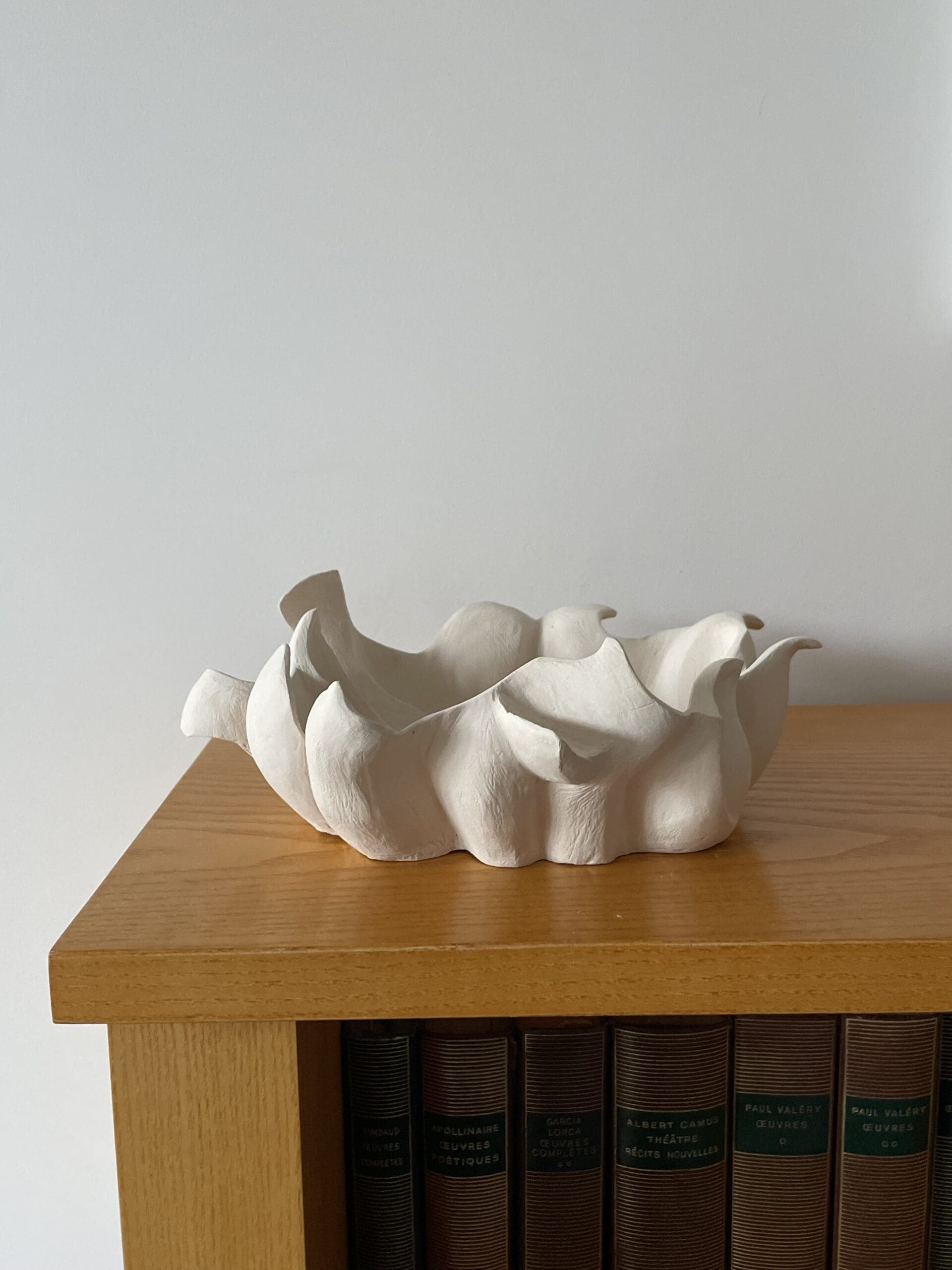 Vide-poche sculptural en grès chamotté – Annick Bailly