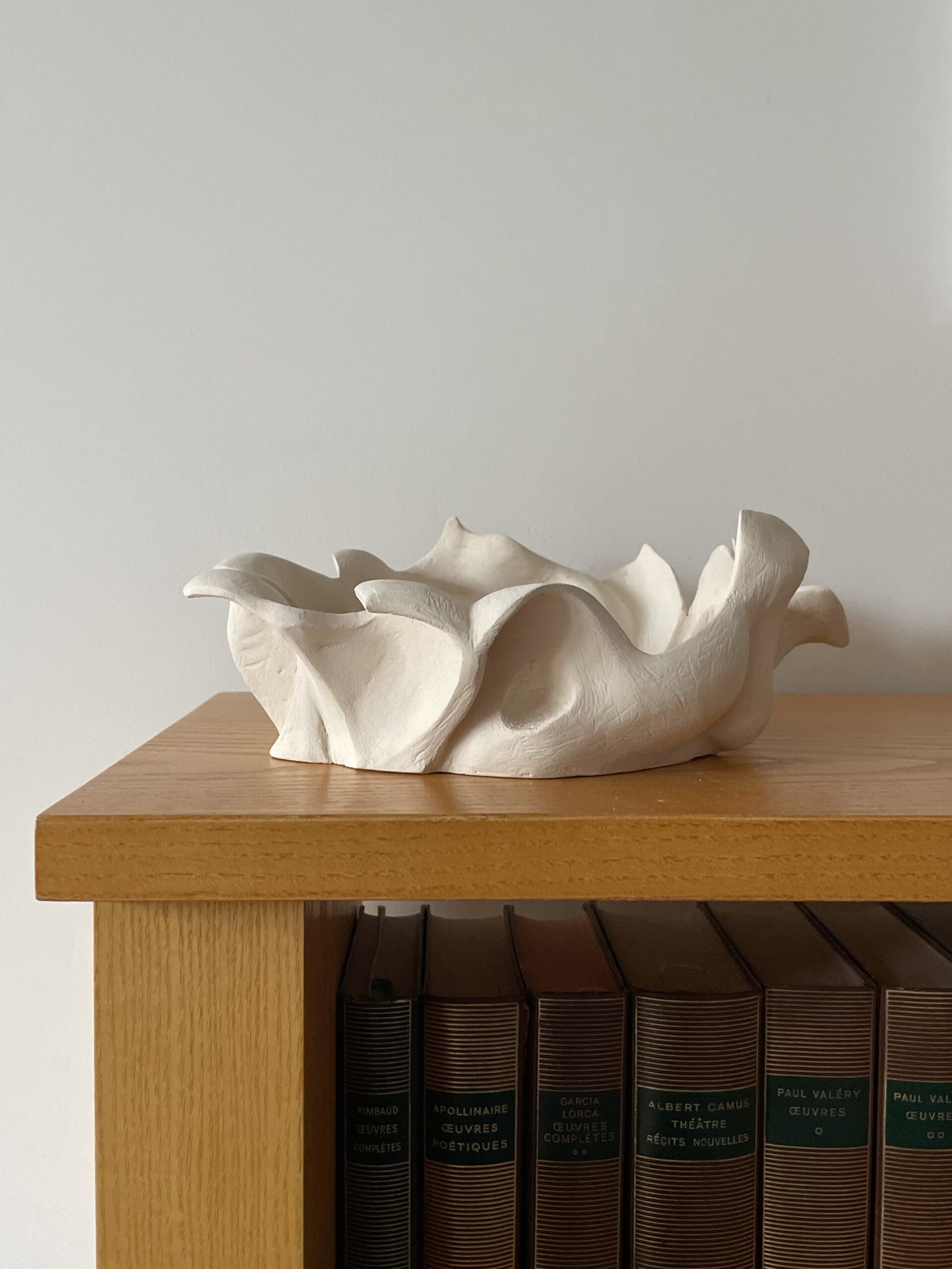 Vide-poche sculptural en grès chamotté – Annick Bailly