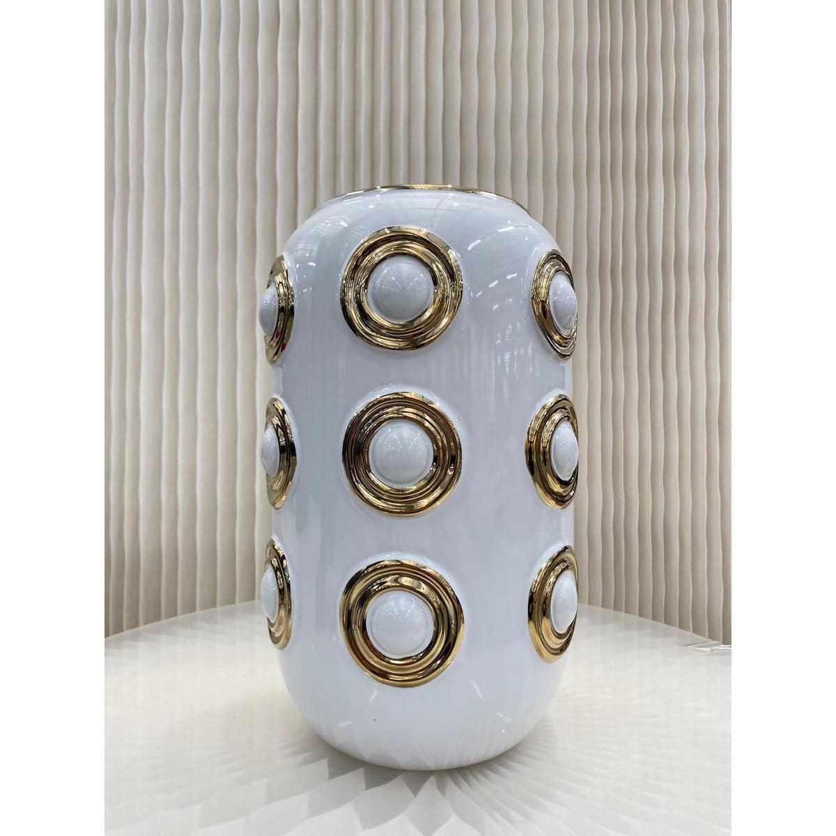 Vase décoratif blanc et or – Motifs circulaires sculptés, pièce brillante et moderne