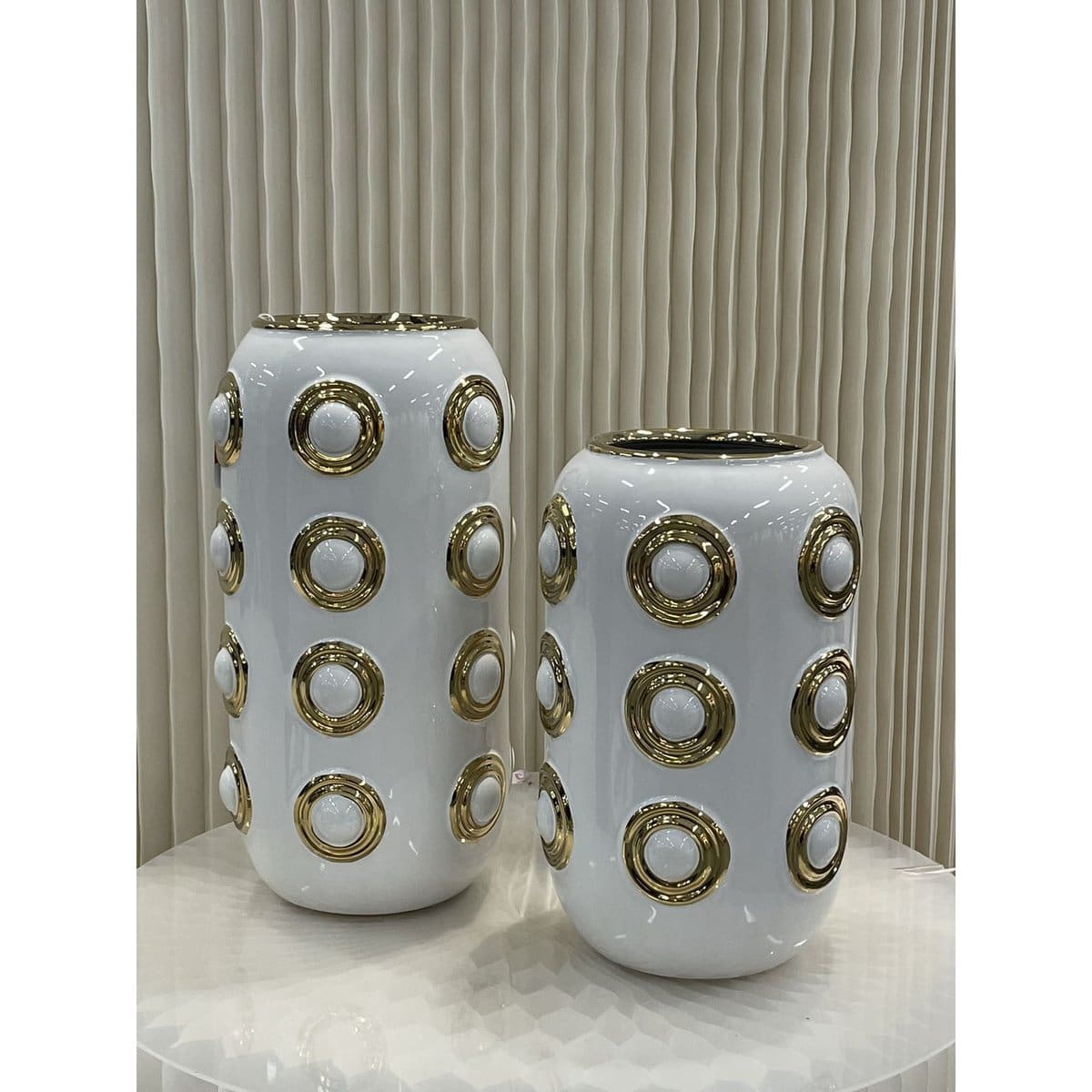 Vase décoratif blanc et or – Motifs circulaires sculptés, pièce brillante et moderne
