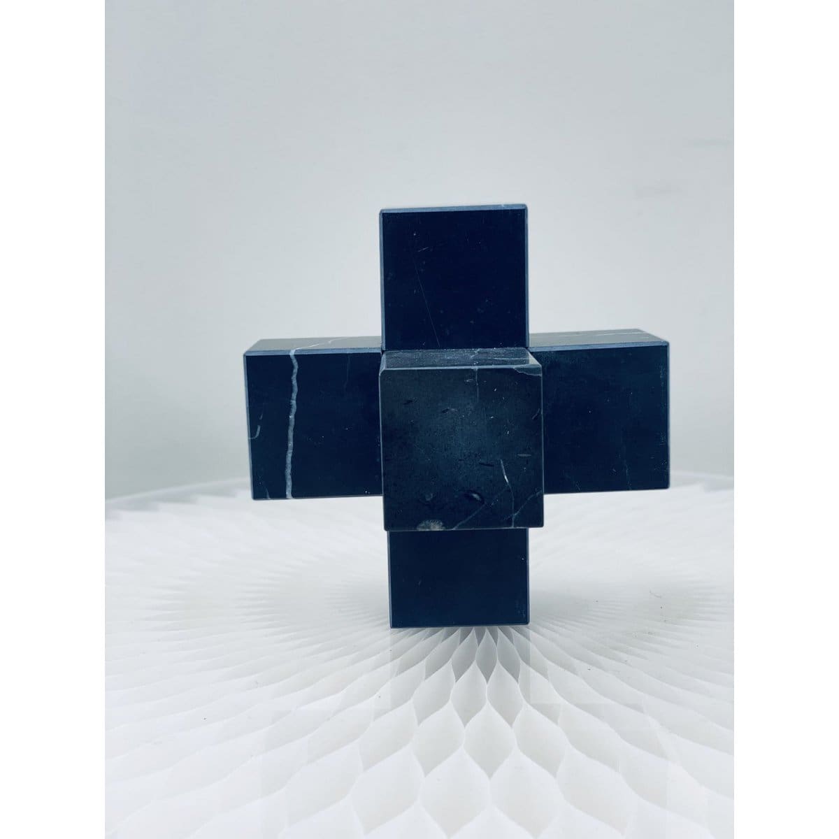 Croix en marbre noir – Sculpture décorative moderne en pierre naturelle (petit format, neuve)