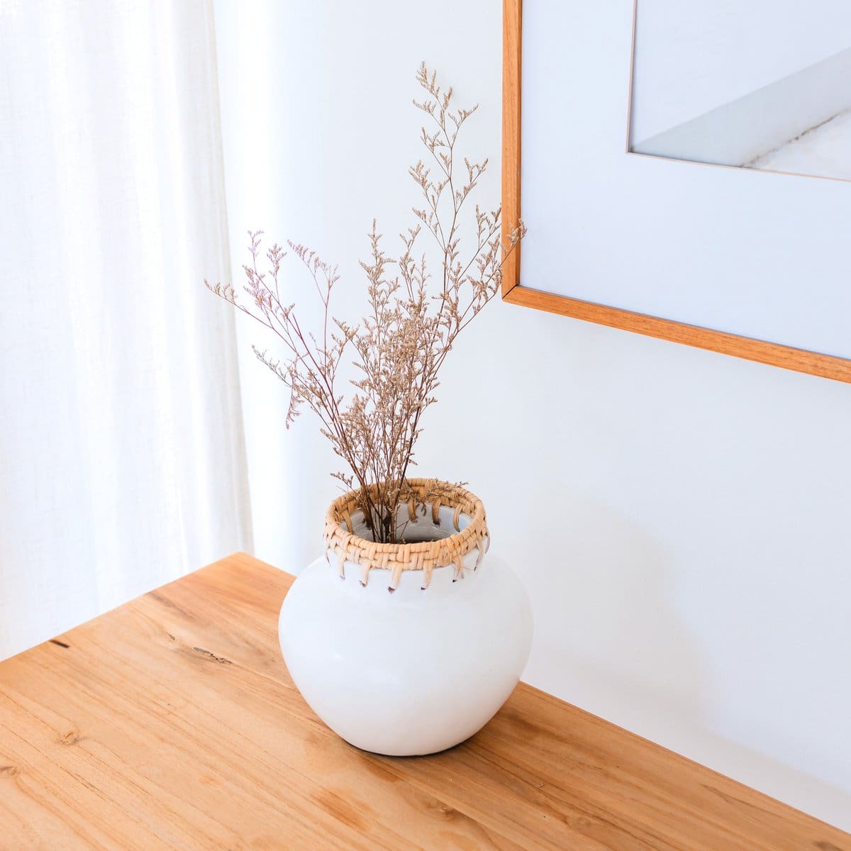 Vase décoratif en argile – Tuban, fait main à Java avec détails en rotin