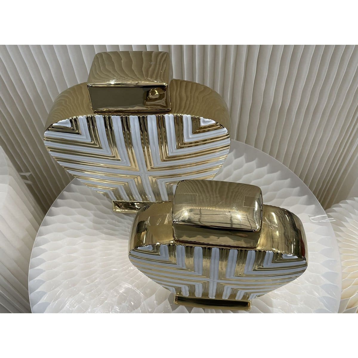 Vase Art Déco – Pièce sculpturale en porcelaine blanche et or (H32 cm, pièce neuve)