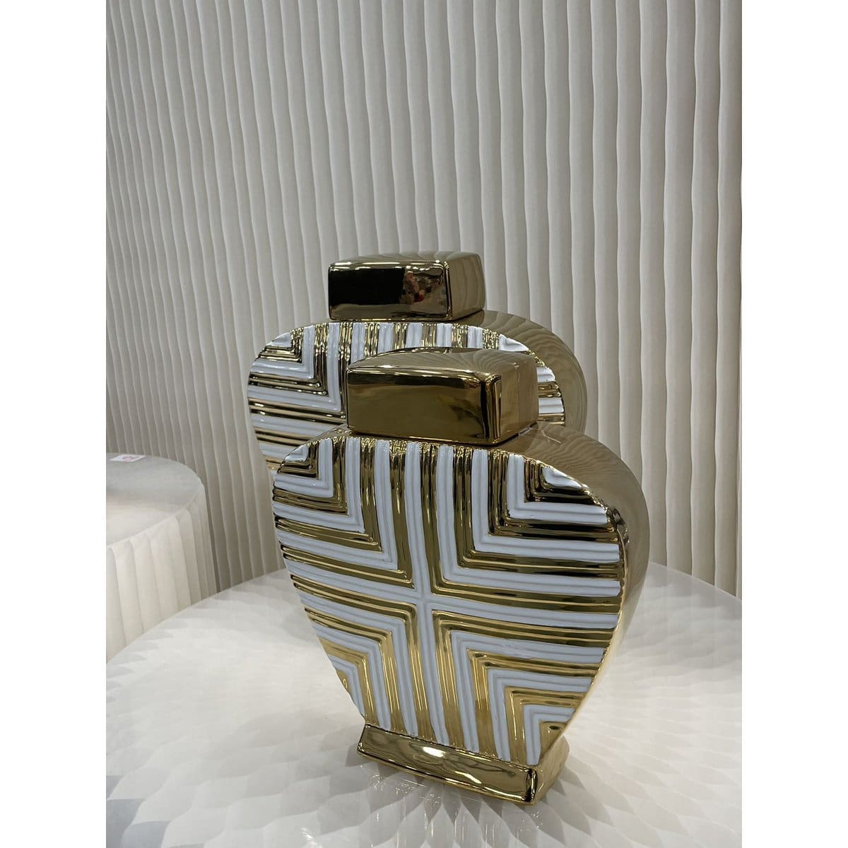 Vase Art Déco – Pièce sculpturale en porcelaine blanche et or (H32 cm, pièce neuve)