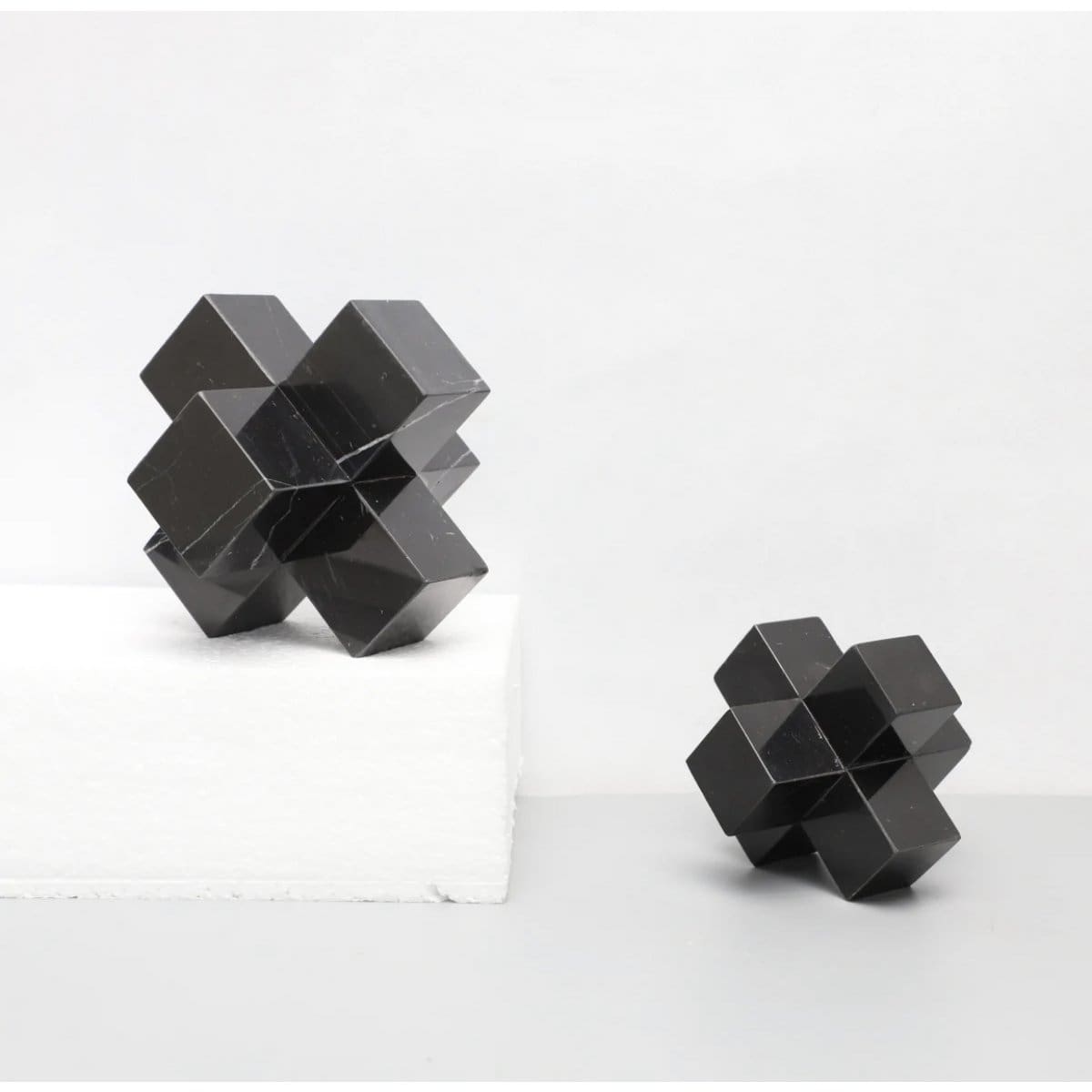 Croix en marbre noir – Sculpture décorative moderne en pierre naturelle (petit format, neuve)