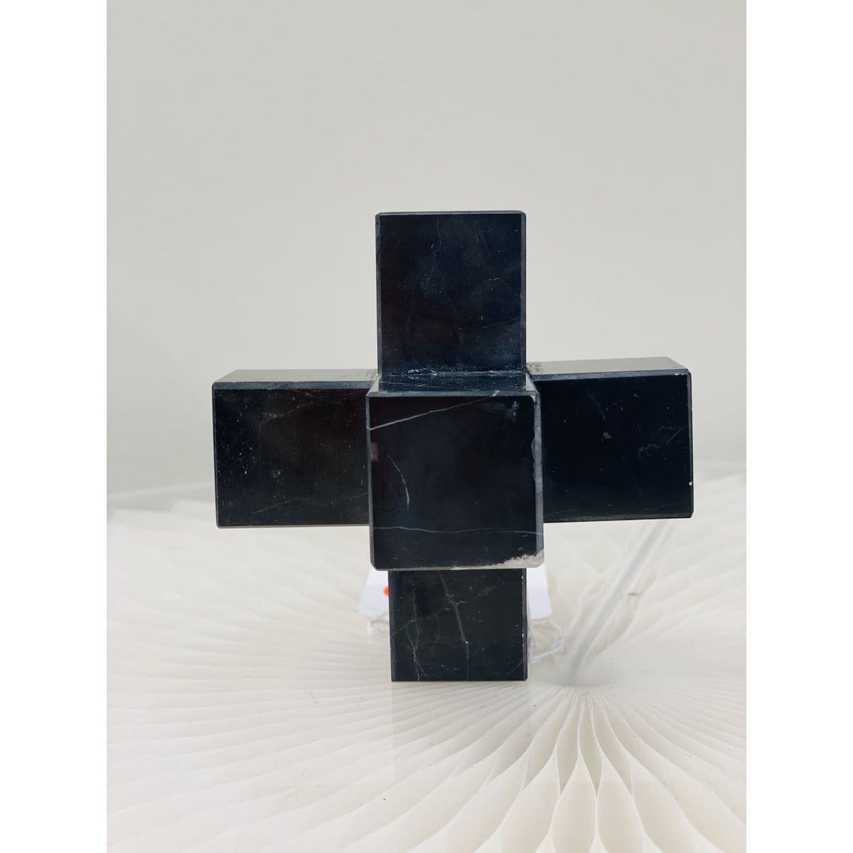 Croix en marbre noir – Sculpture décorative moderne en pierre naturelle (petit format, neuve)