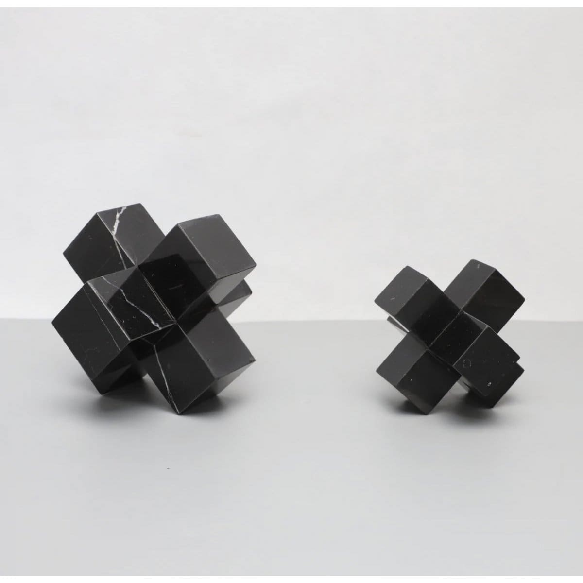 Croix en marbre noir – Sculpture décorative moderne en pierre naturelle (petit format, neuve)